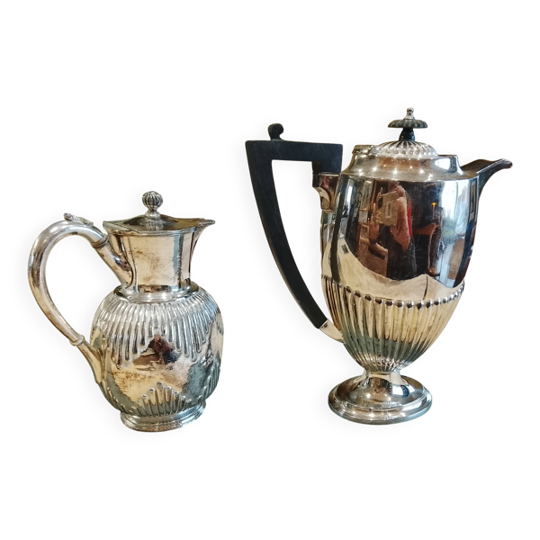 Cafetière et carafe à eau anglaises en métal argenté.  (2 objets)