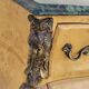 Commode galbée style Louis XV en marqueterie en loupe d'orme et bronze
