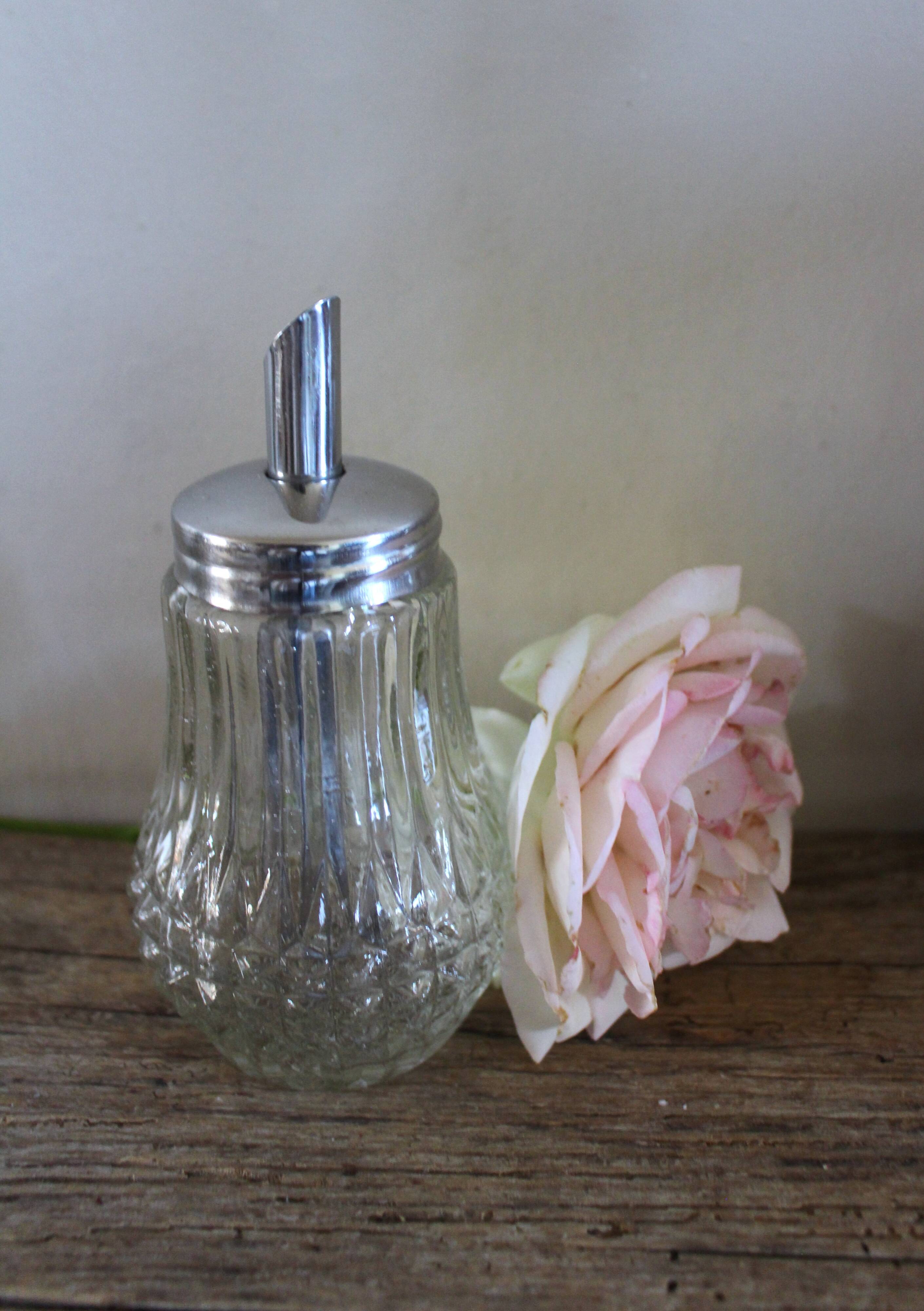 Sucrier vintage en verre ciselé à bec verseur