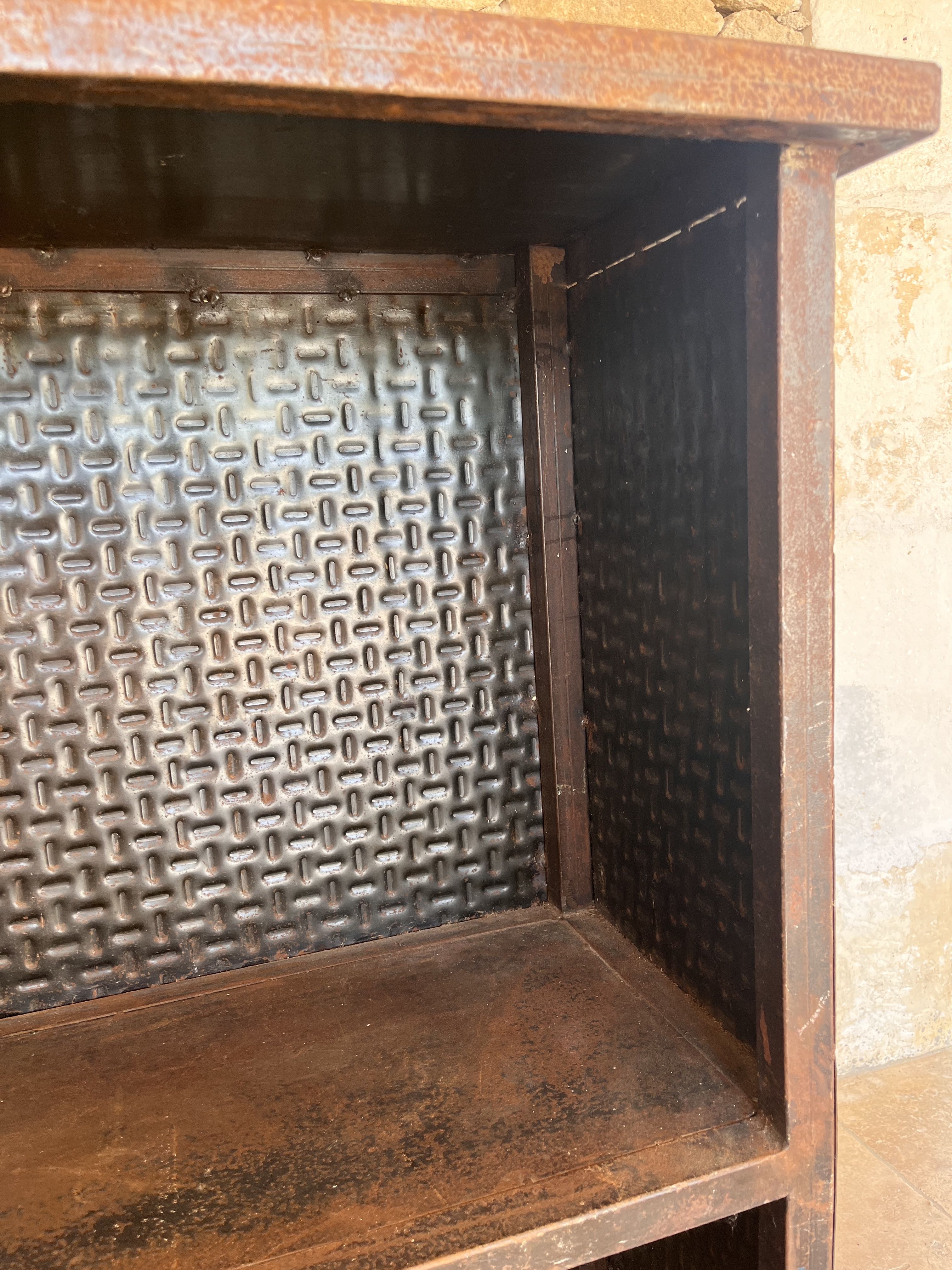 Counter/bar industrial raw metal repelled