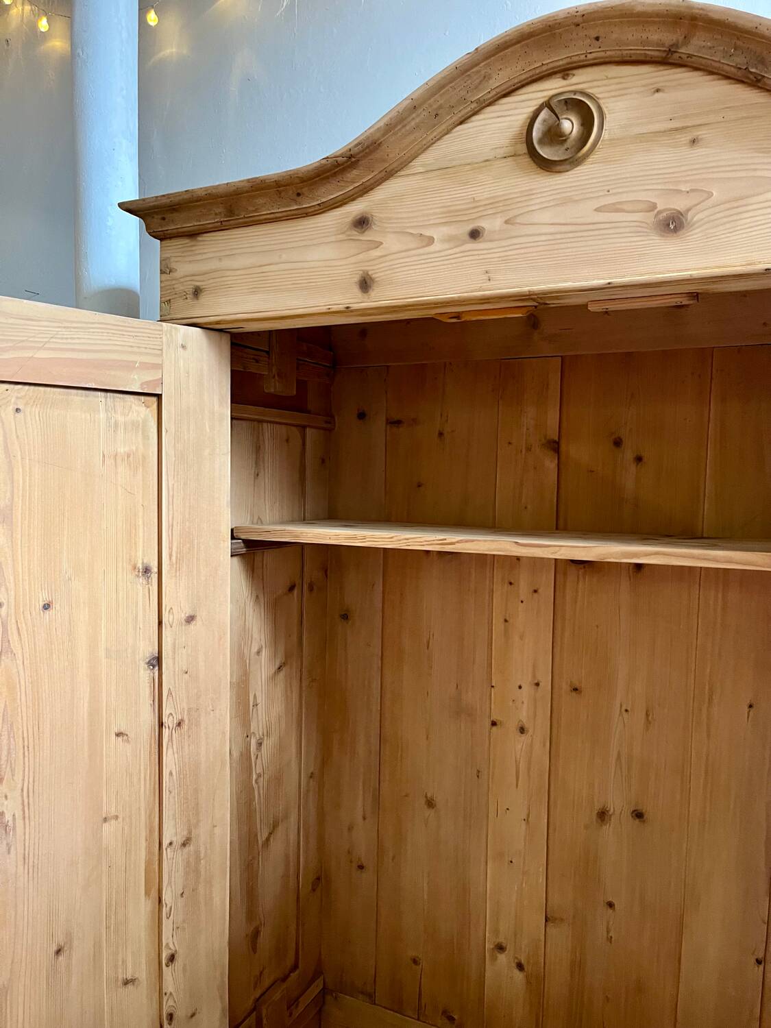 Hat cabinet with 2 doors