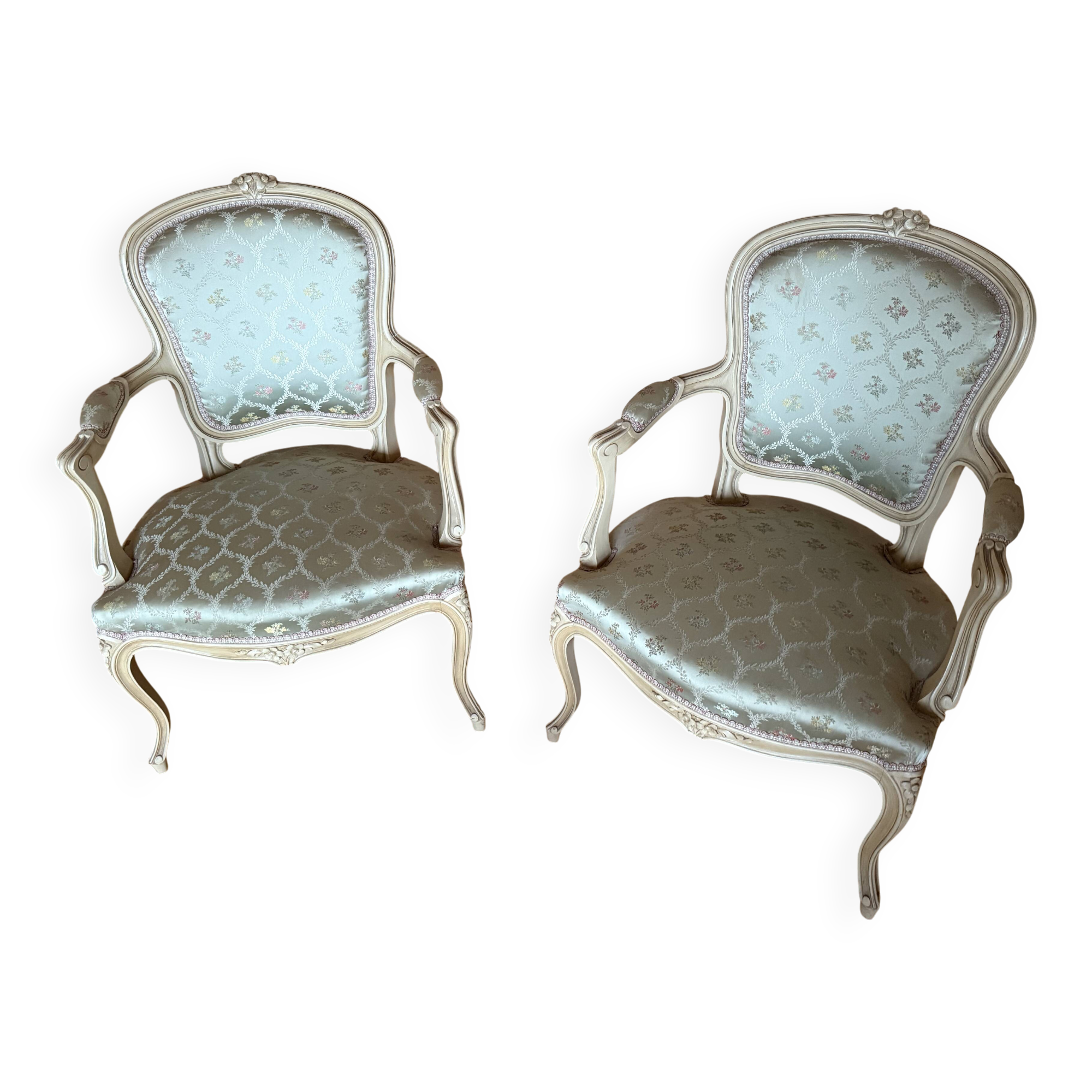 4 cabriolet chairs in Louis XV style – patinated painted wood – floral fabric