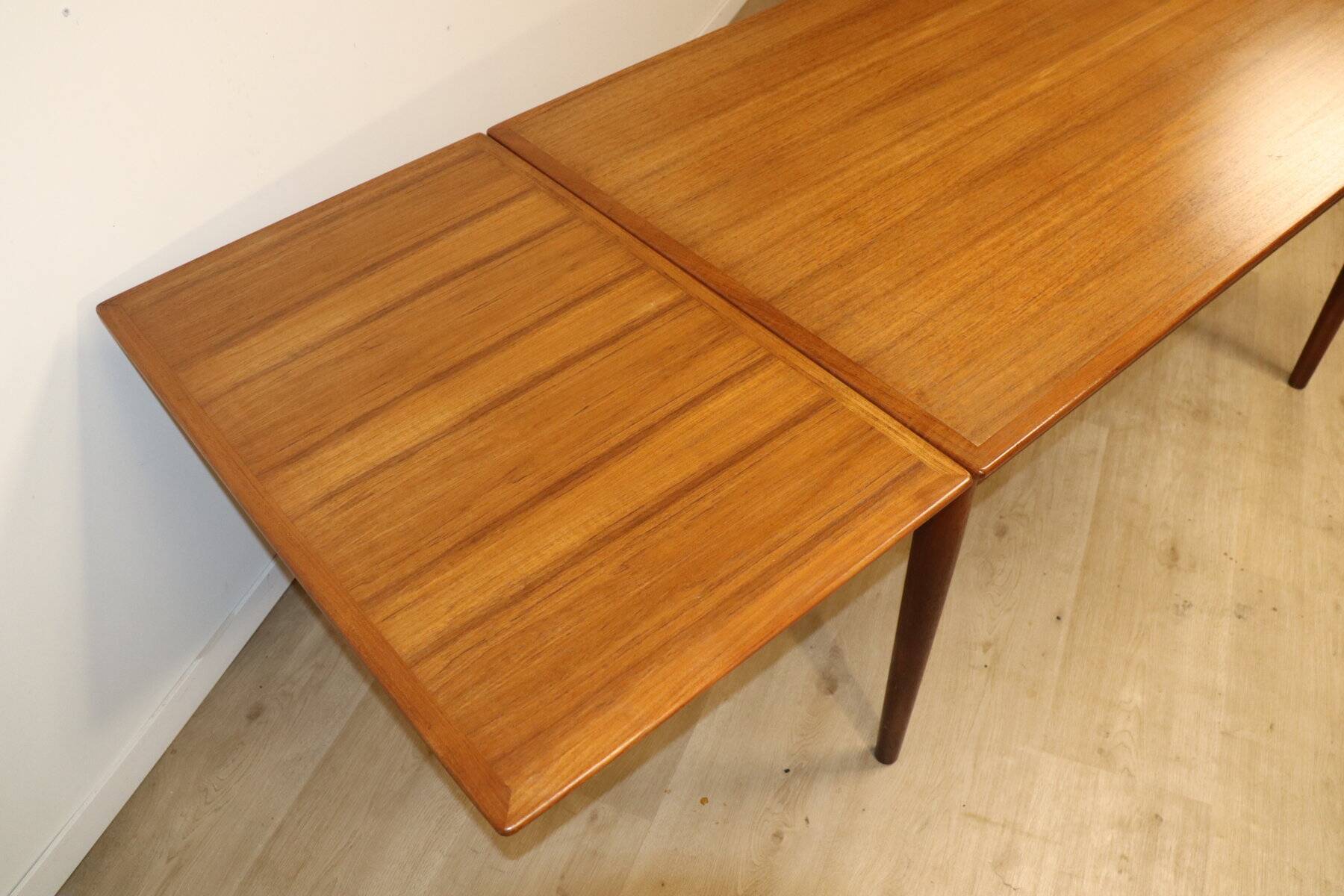 Danish Scandinavian extendable dining table in teak, 1960.