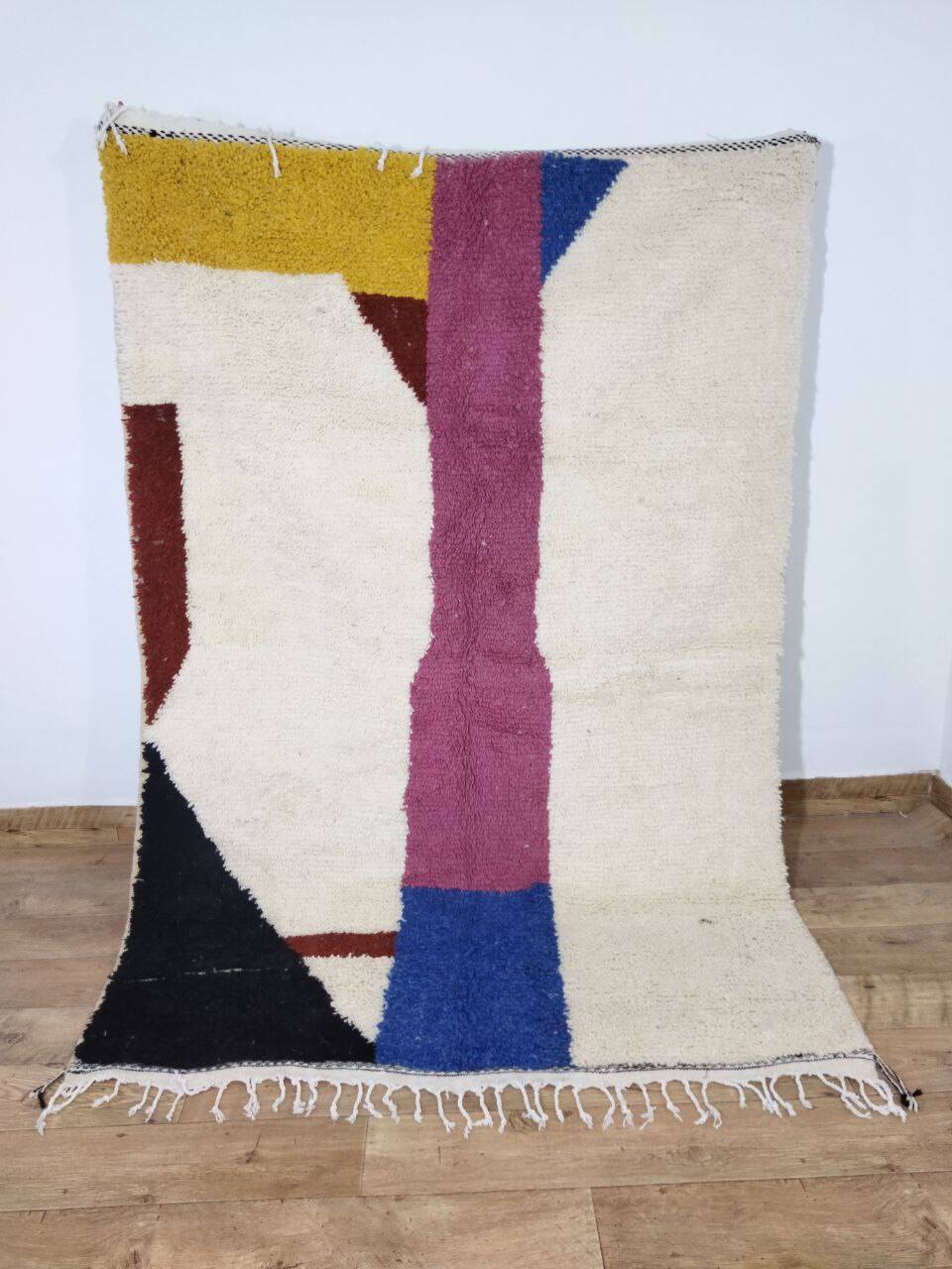 Handcrafted moroccan berber rug 224 x 154 cm