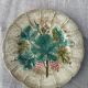 Assiette en barbotine motif feuille de vigne et raisins belle époque