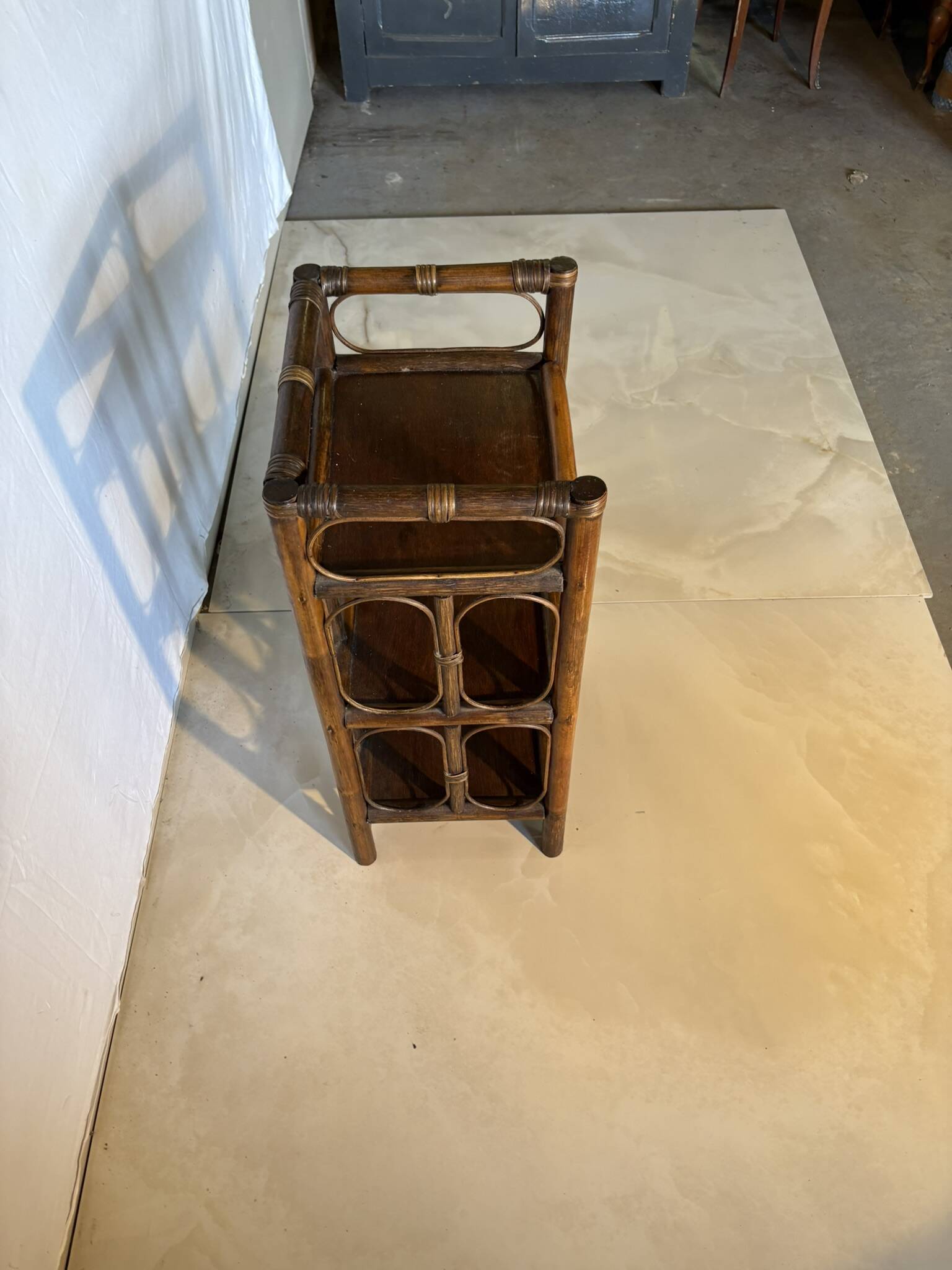 Étagère vintage en rotin et bois foncé à trois niveaux