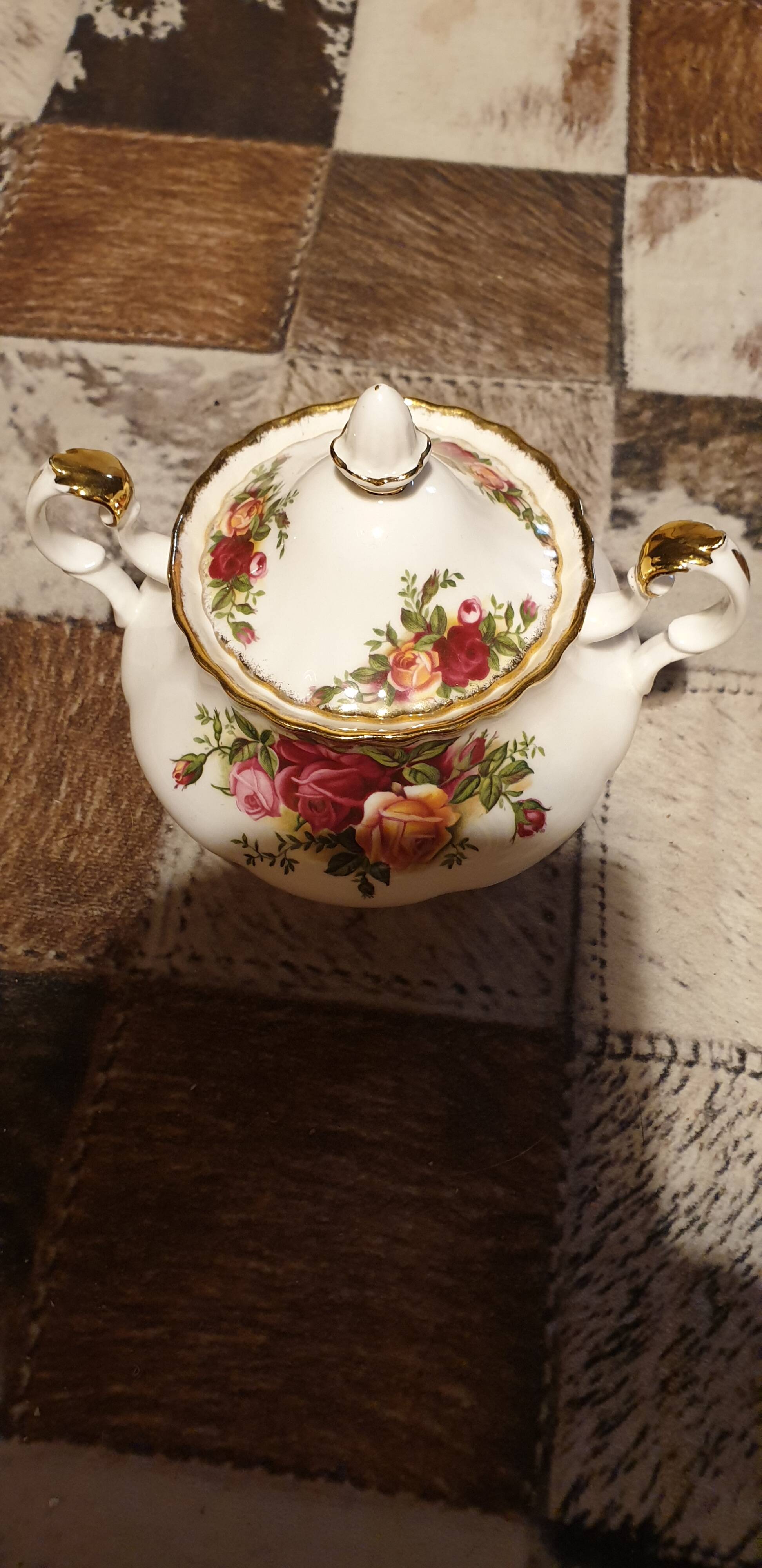 Old country roses sugar bowl - royal albert -