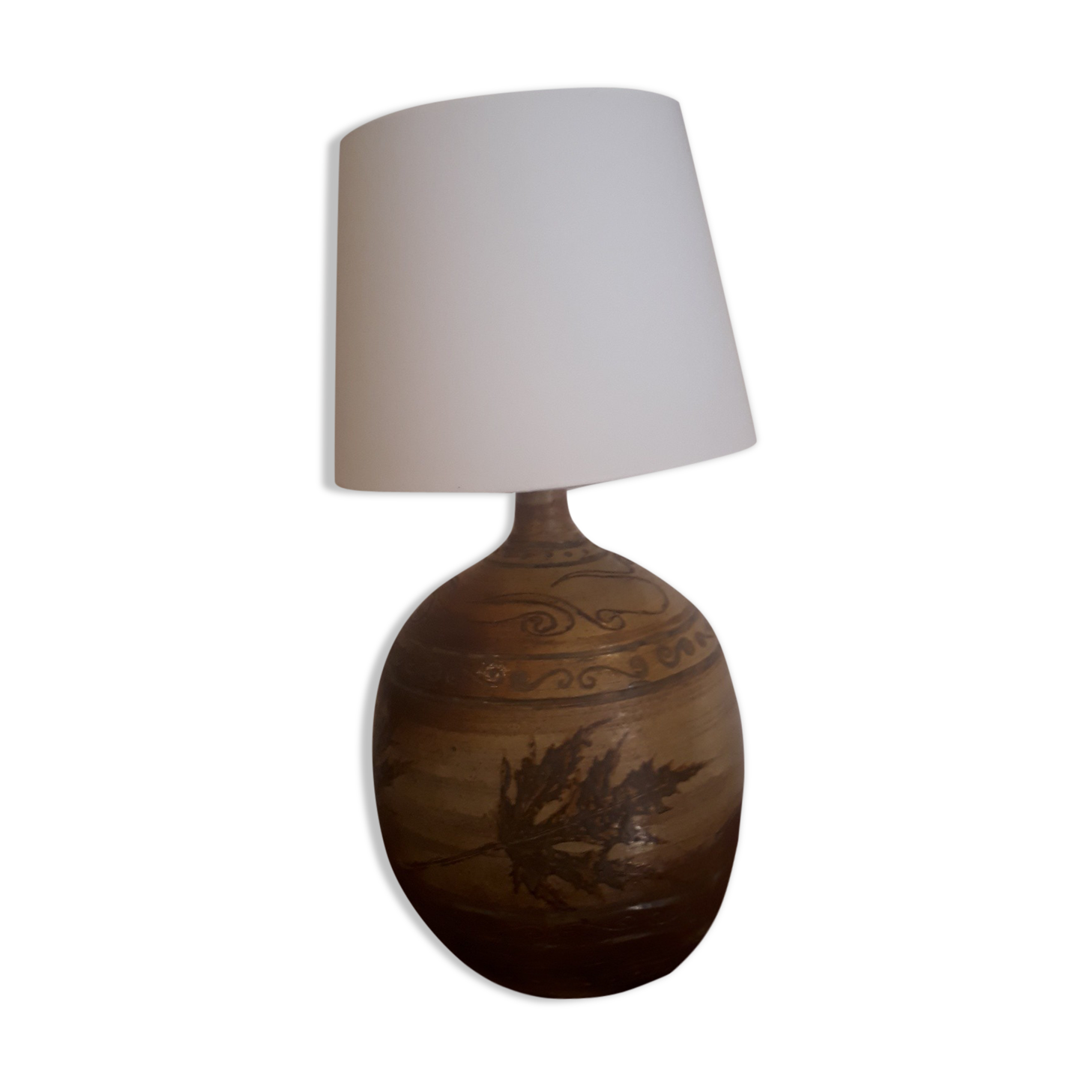 Vallauris lamp decorated with foliage