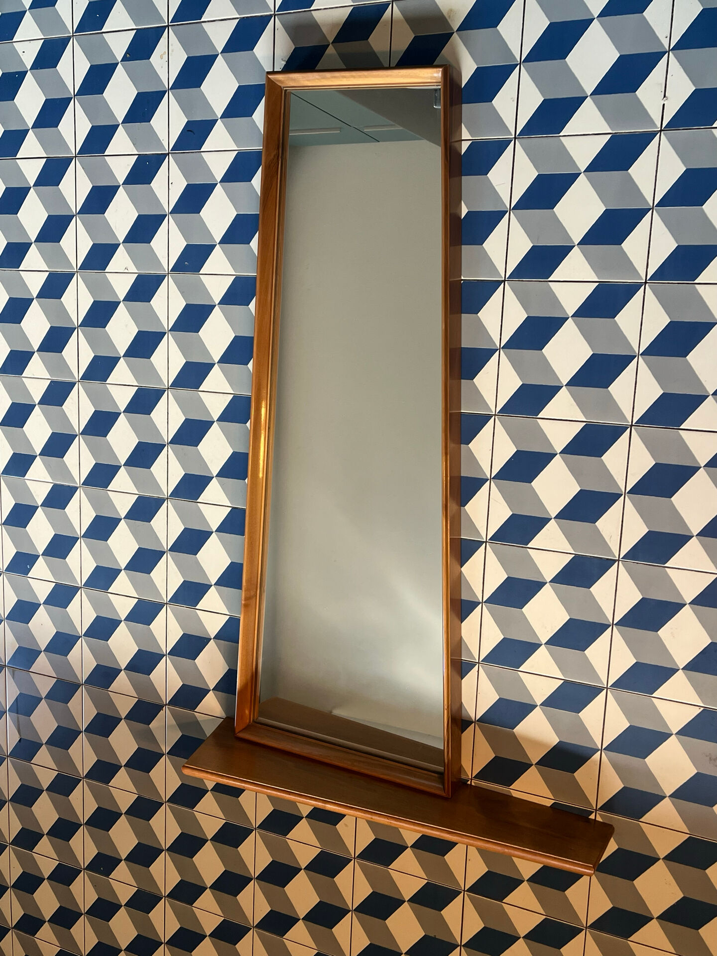 Miroir mural avec l’étagère