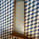 Miroir mural avec l’étagère