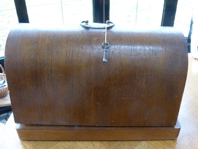 Gelria black metal sewing machine