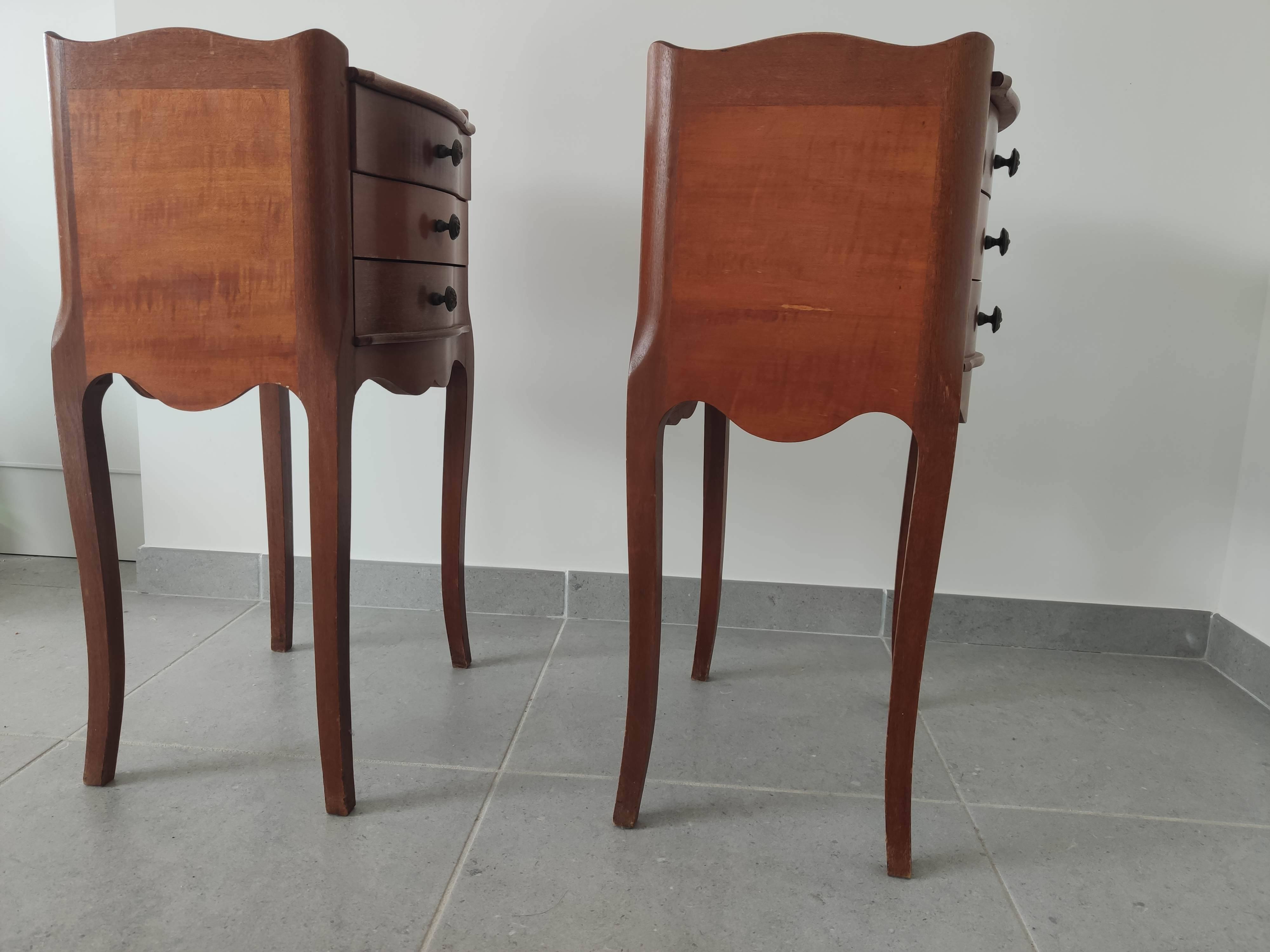 2 bedside tables