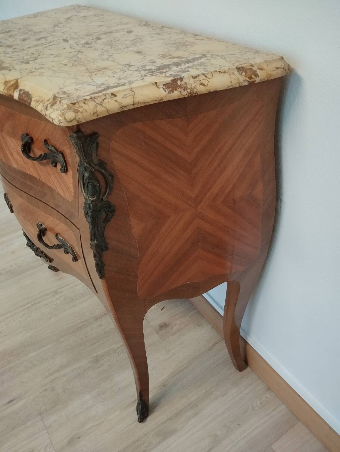 Louis XV style chest of drawers with marquetry sauteuse