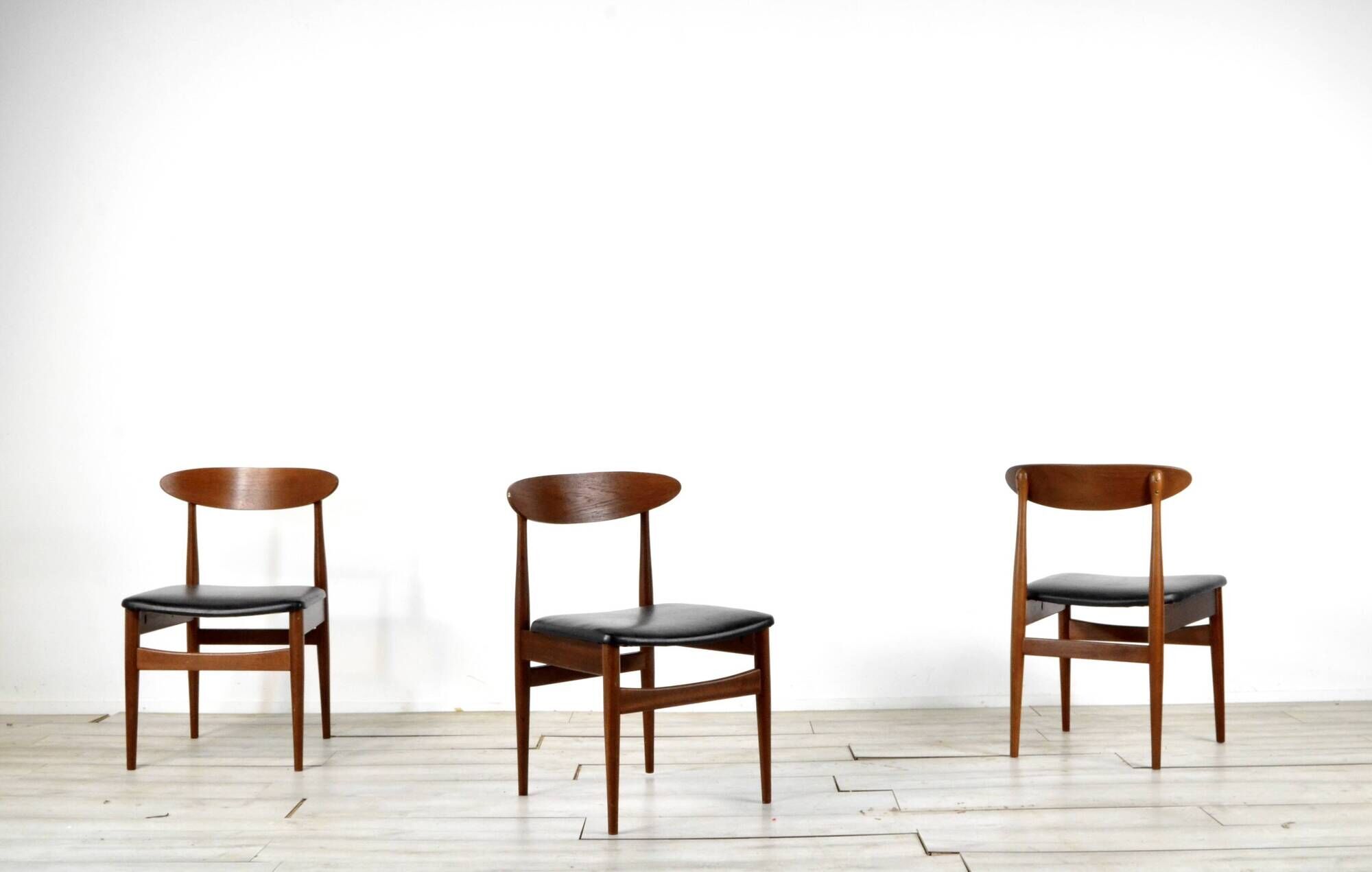 Ensemble de 4 chaises en teck du milieu du siècle. Style vintage moderne/rétro/danois.