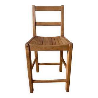Mid-high chair in solid wood and slatted seat