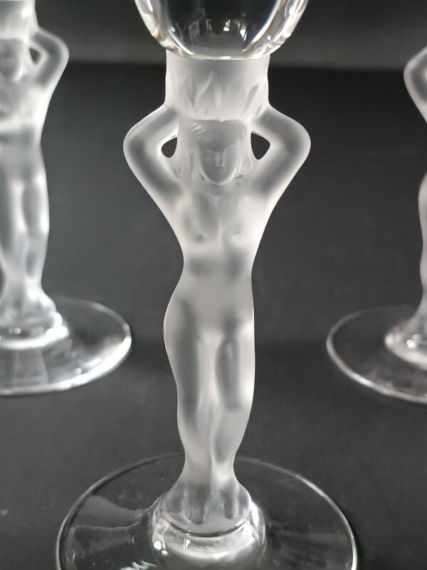 Ensemble de 9 flutes en cristal pied Vénus et Bacchus, Vannes et Bayel