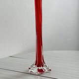 Vase soliflore en verre rouge.