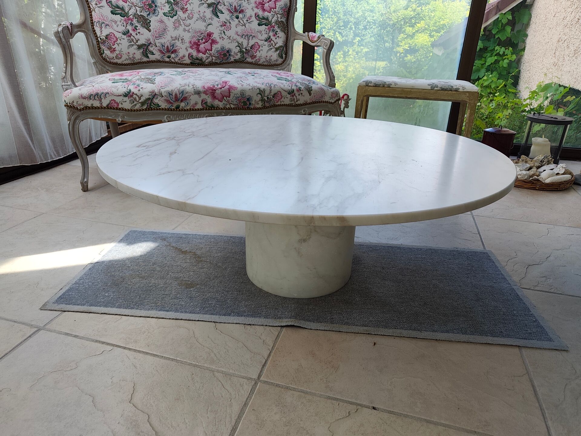 Vintage round coffee table in solid white marble – 70s design
