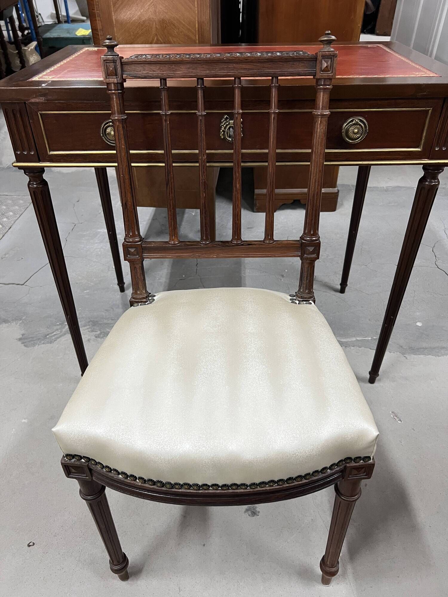 Flat desk and Louis XVI style chair in mahogany veneer (nineteenth century)