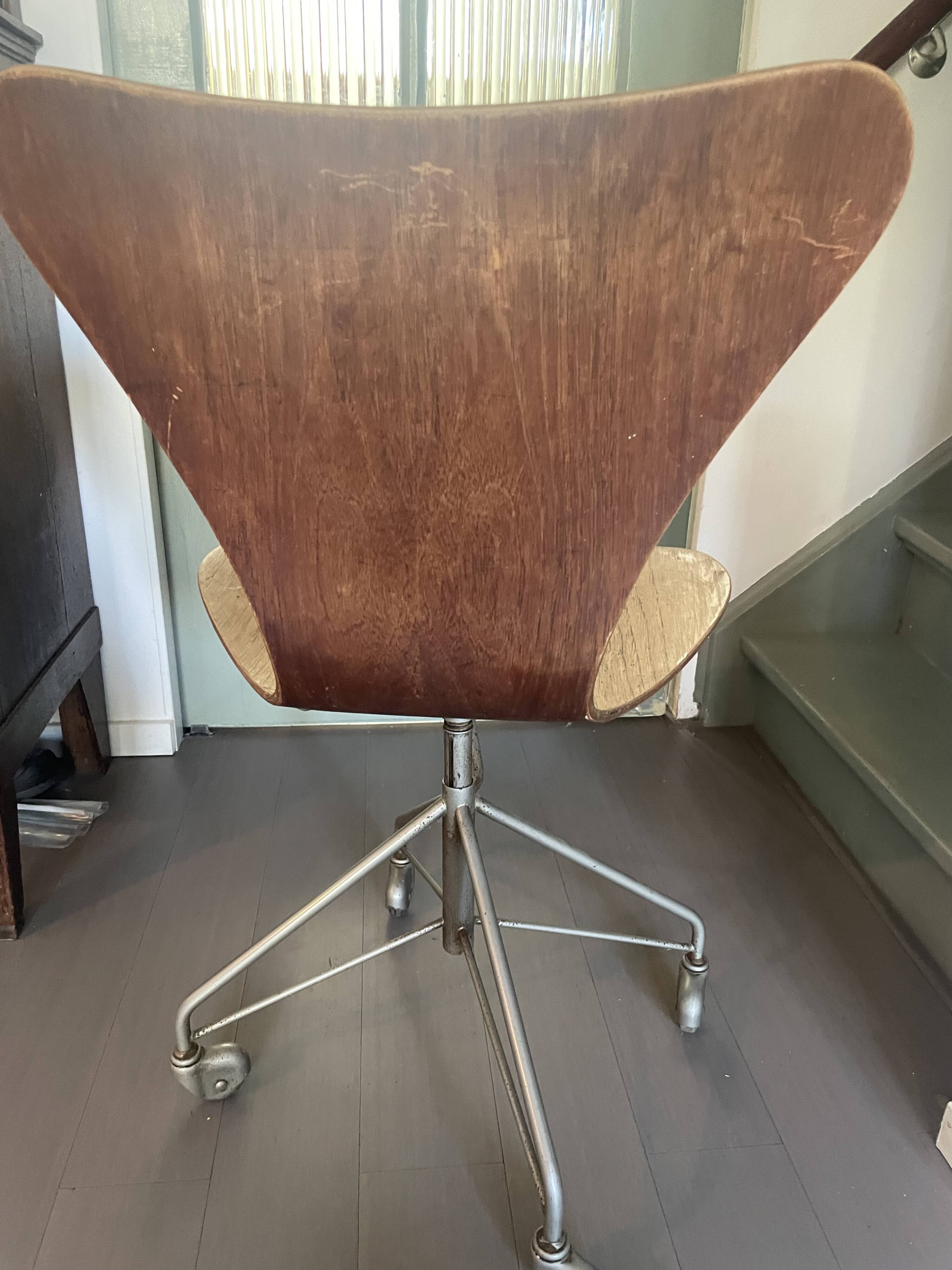 Rare First Edition Arne Jacobsen 3117 task chair by  Fritz Hansen 1960