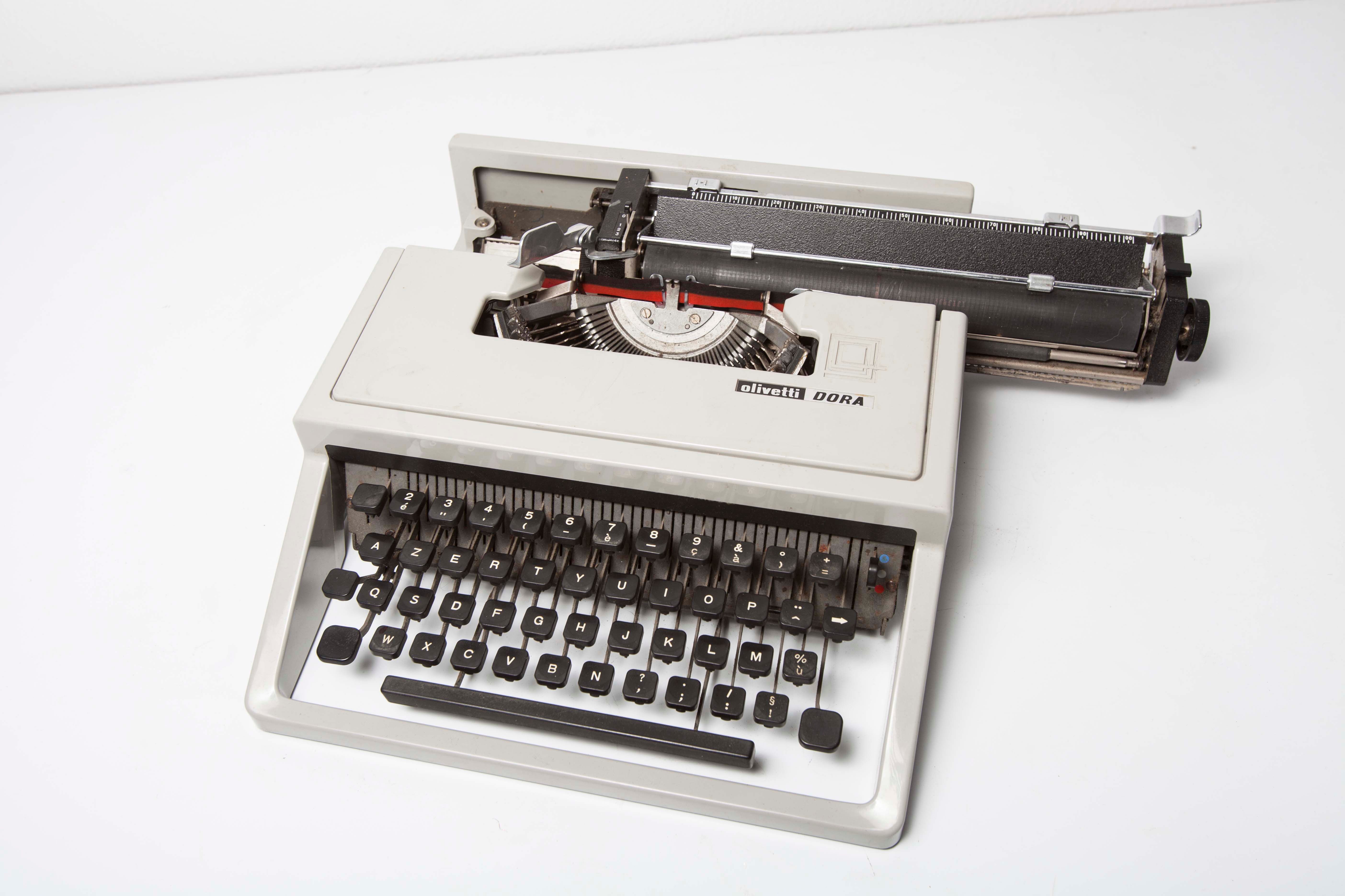 Dora typewriter by Olivetti 70