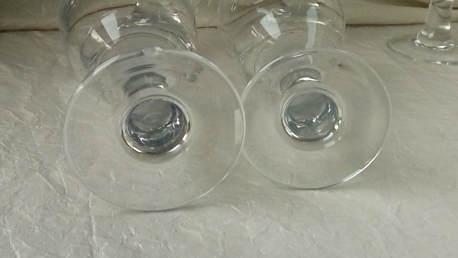 Verres a pied trompeur en verre epais bistrot
