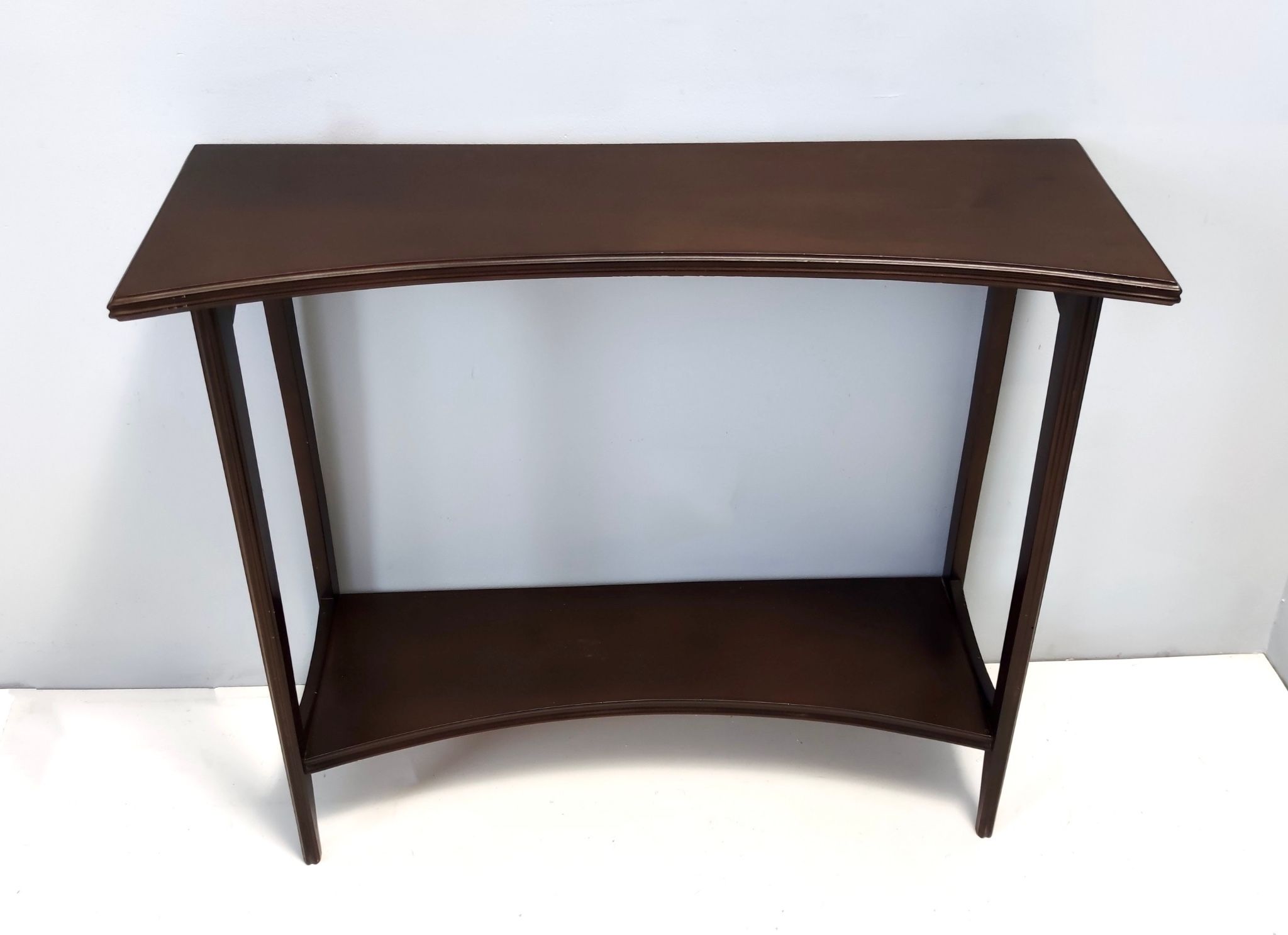 Table console en hêtre ébénisé postmoderne avec une étagère inférieure, Italie