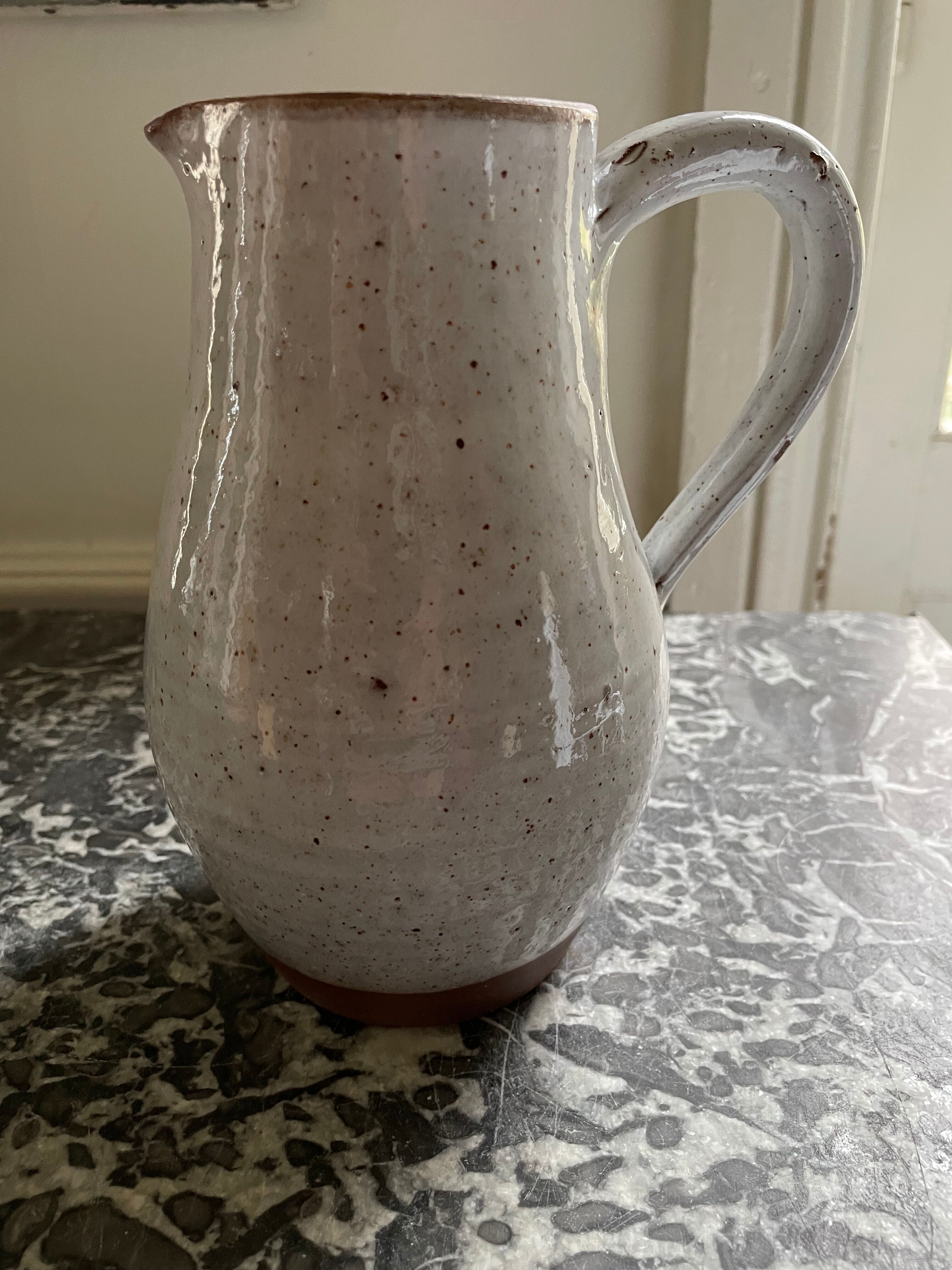 Sandstone pitcher of st amand en puisaye (roger jacques)