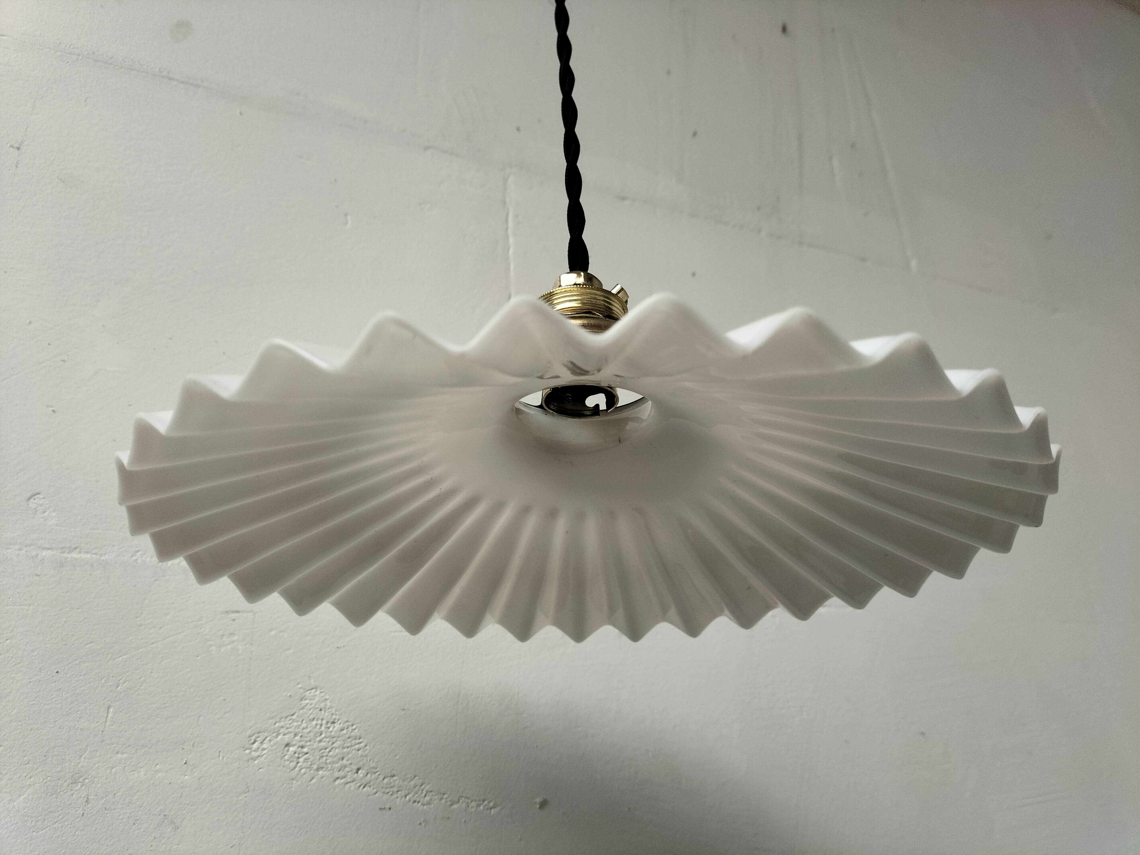 Opaline suspension with ceiling light