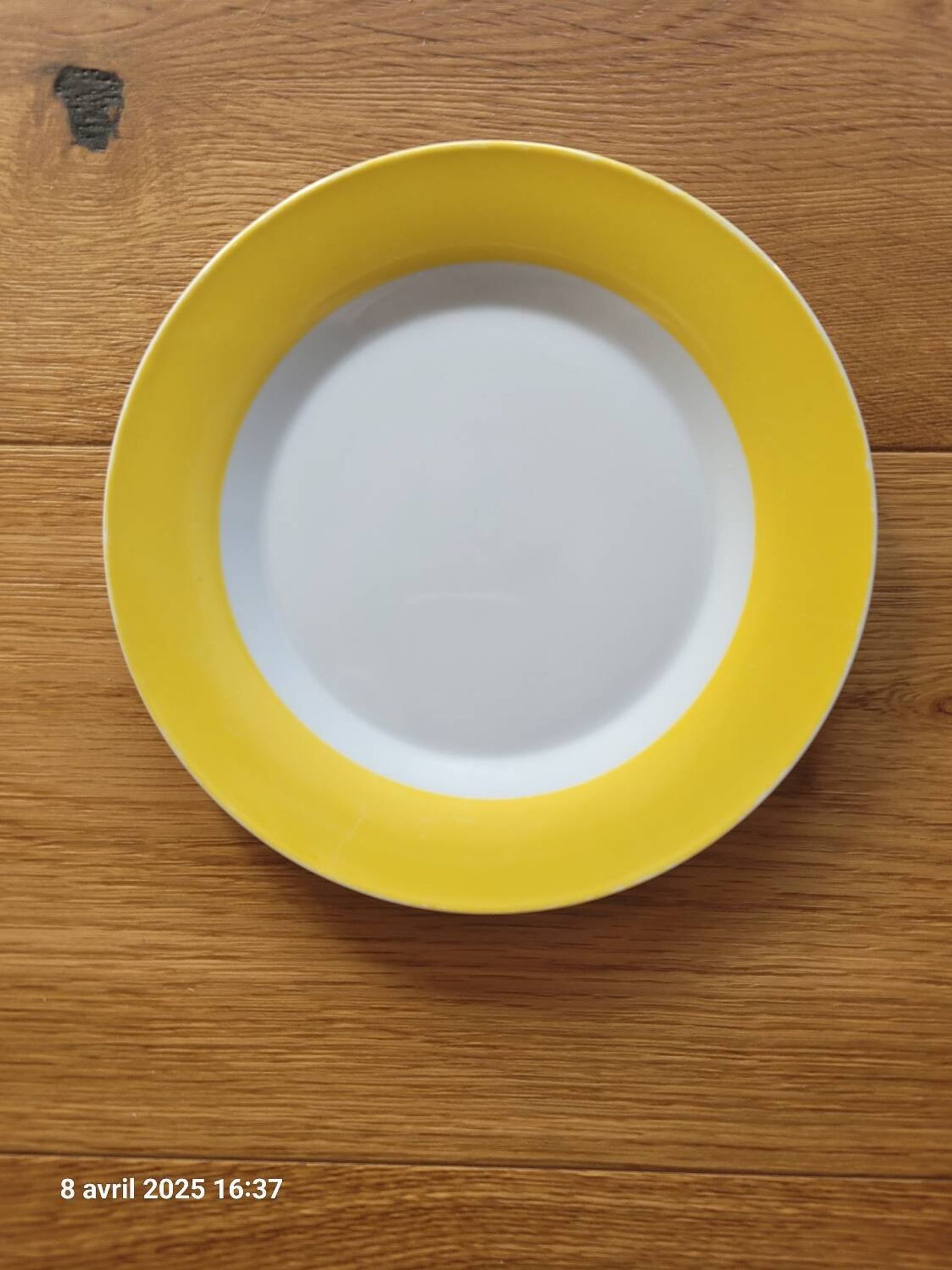 7 assiettes à dessert jaunes et blanches