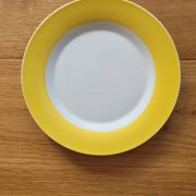 7 assiettes à dessert jaunes et blanches