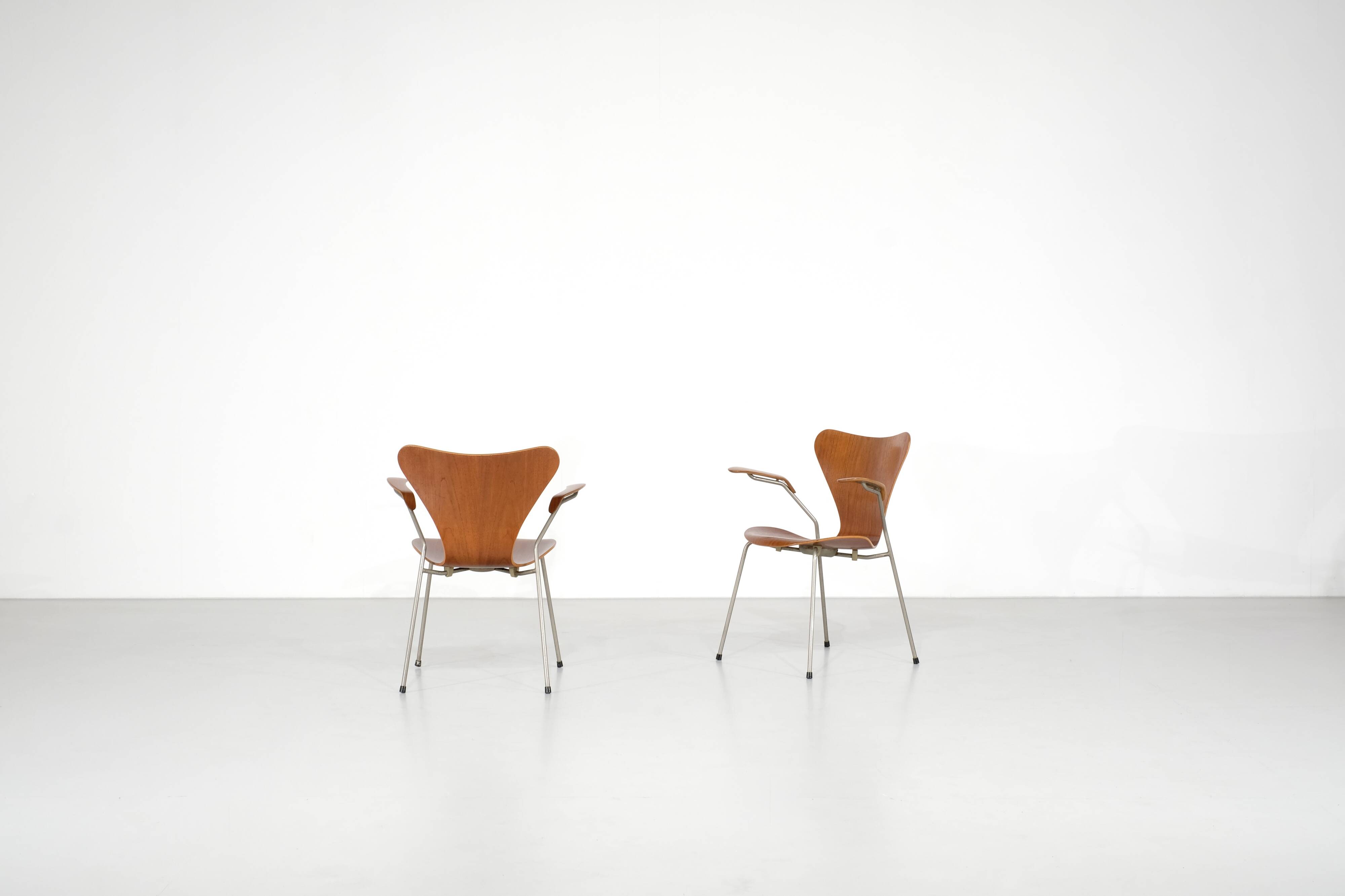 Model "3207" chair by Arne Jacobsen for Fritz Hansen, Denmark 1955.