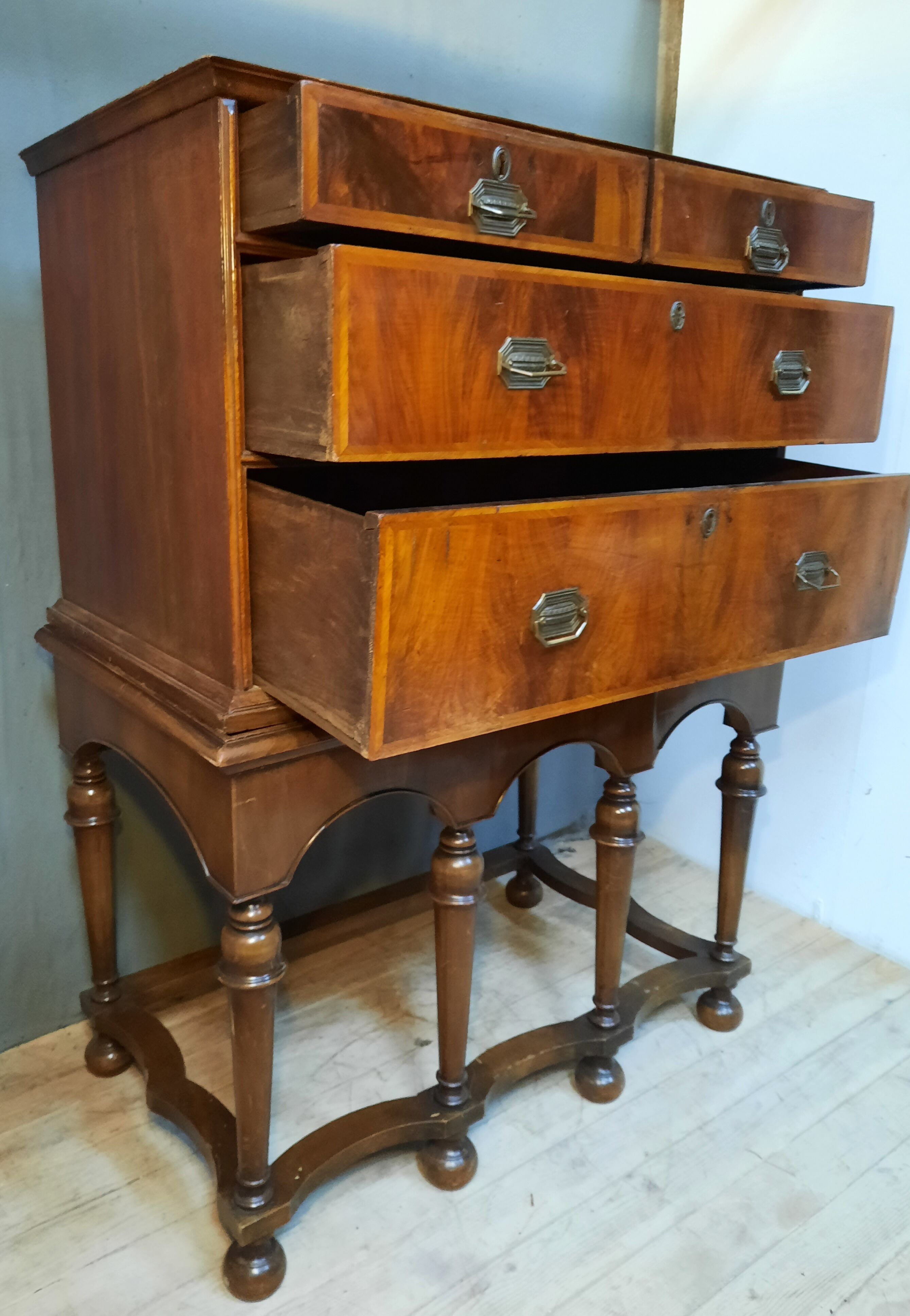 Nineteenth century English tirroir cabinet