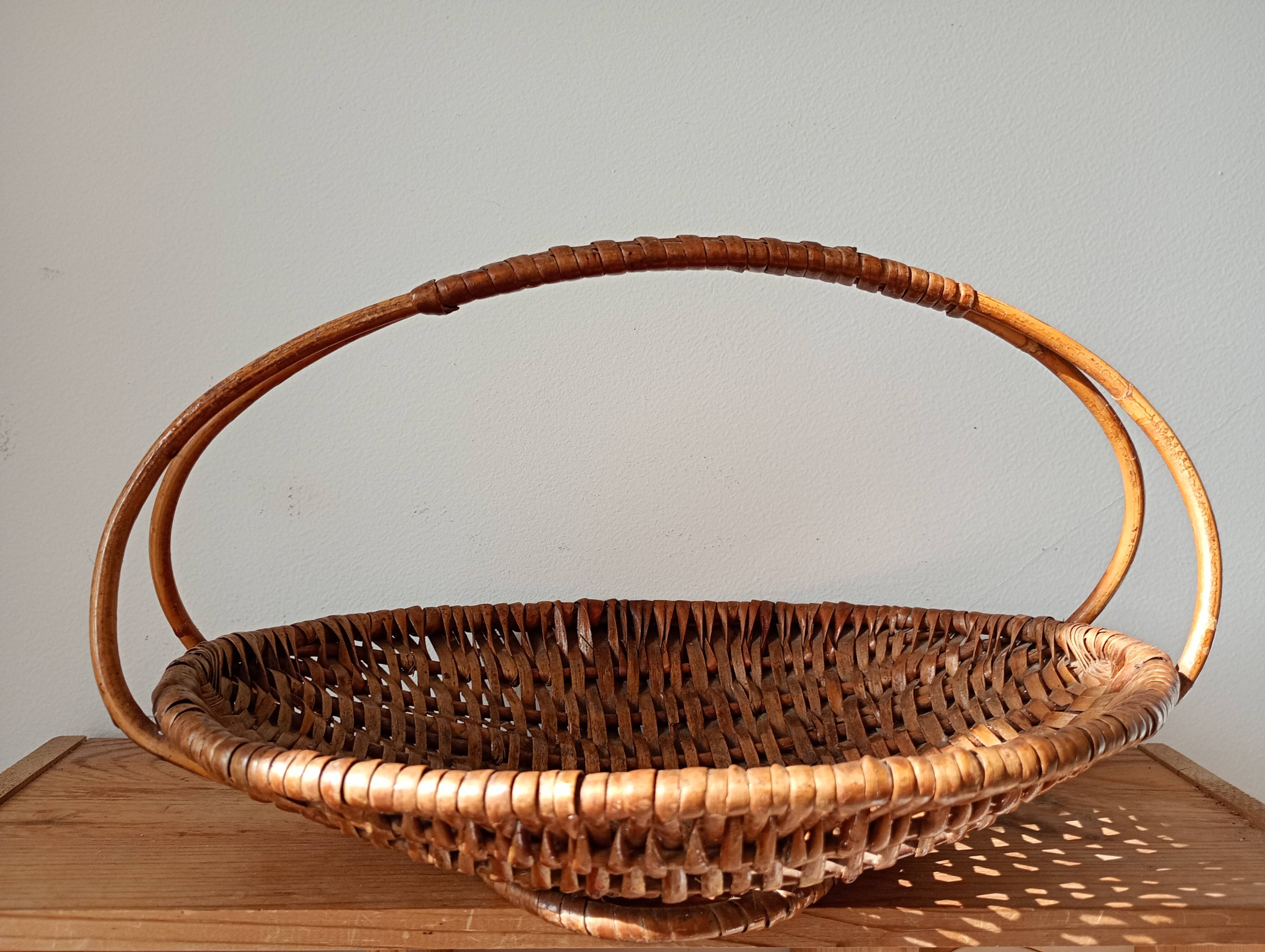 Panier plat en osier tressé