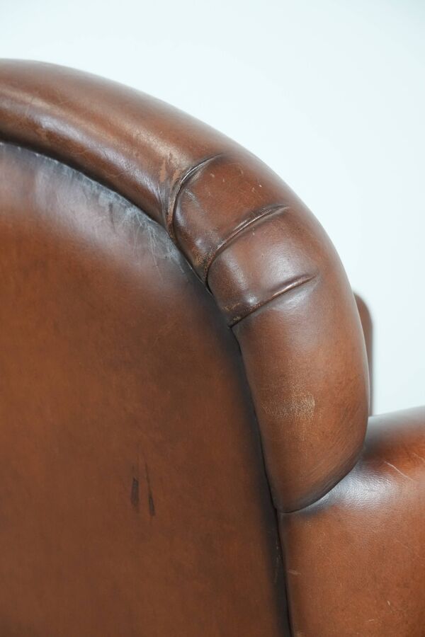 Fauteuil en peau de mouton au design art déco avec des couleurs intemporelles et chaleureuses.