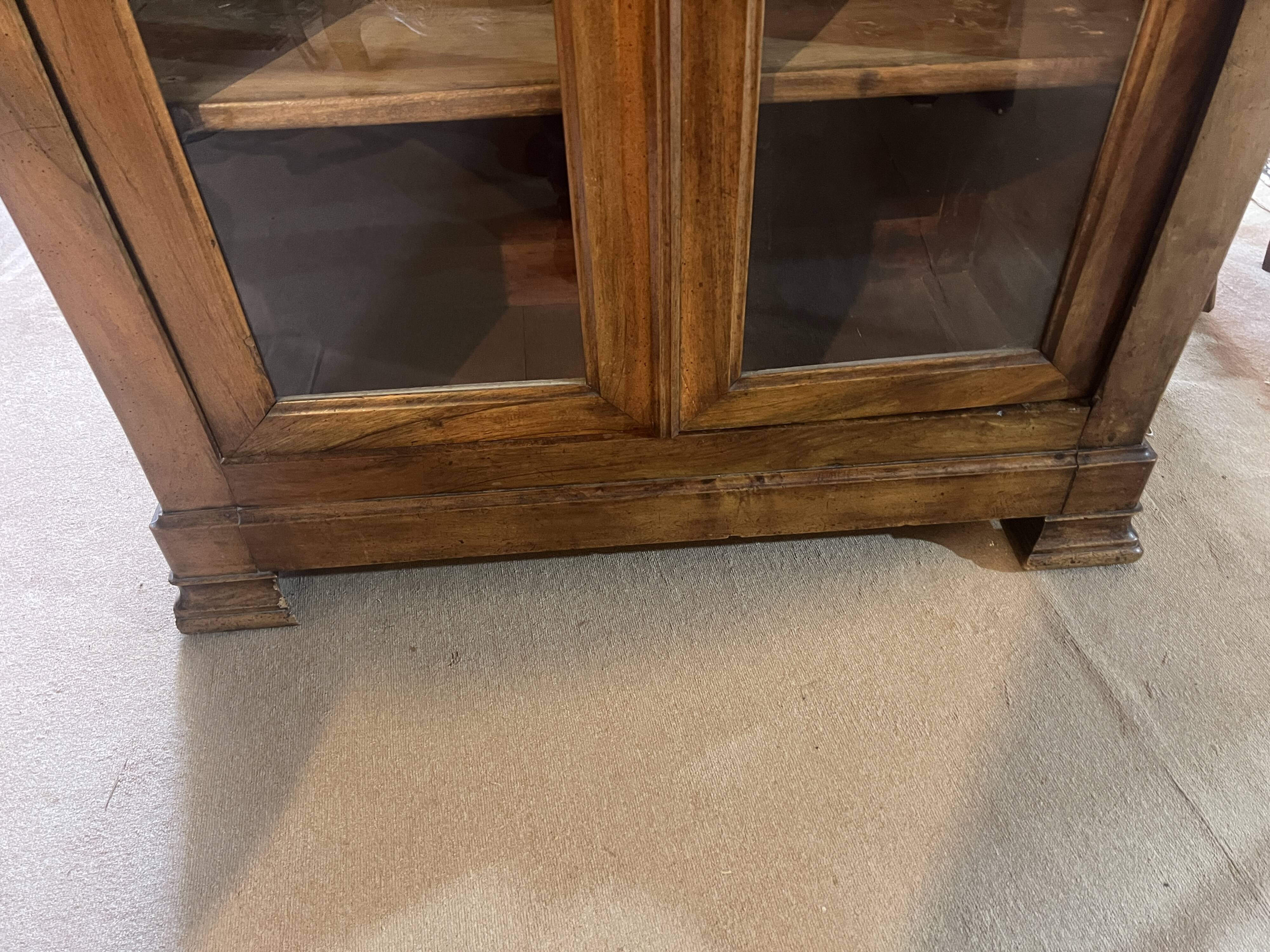 Two-door display cabinet in Louis Philippe style.