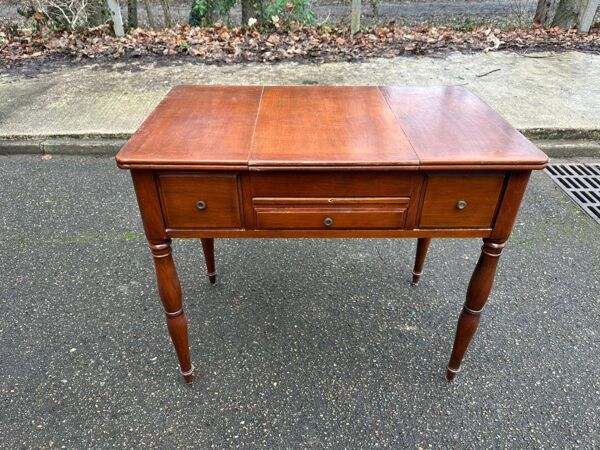 Coiffeuse en bois massif style Louis Philippe du 20ème