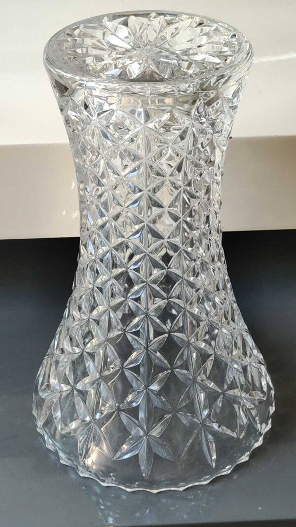 Grand Vase Tulipier en cristal de Bohème taillé. Motifs étoilés/losanges. Haut 26 cm