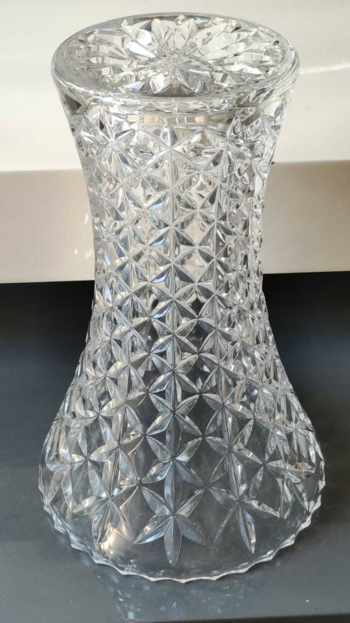 Grand Vase Tulipier en cristal de Bohème taillé. Motifs étoilés/losanges. Haut 26 cm