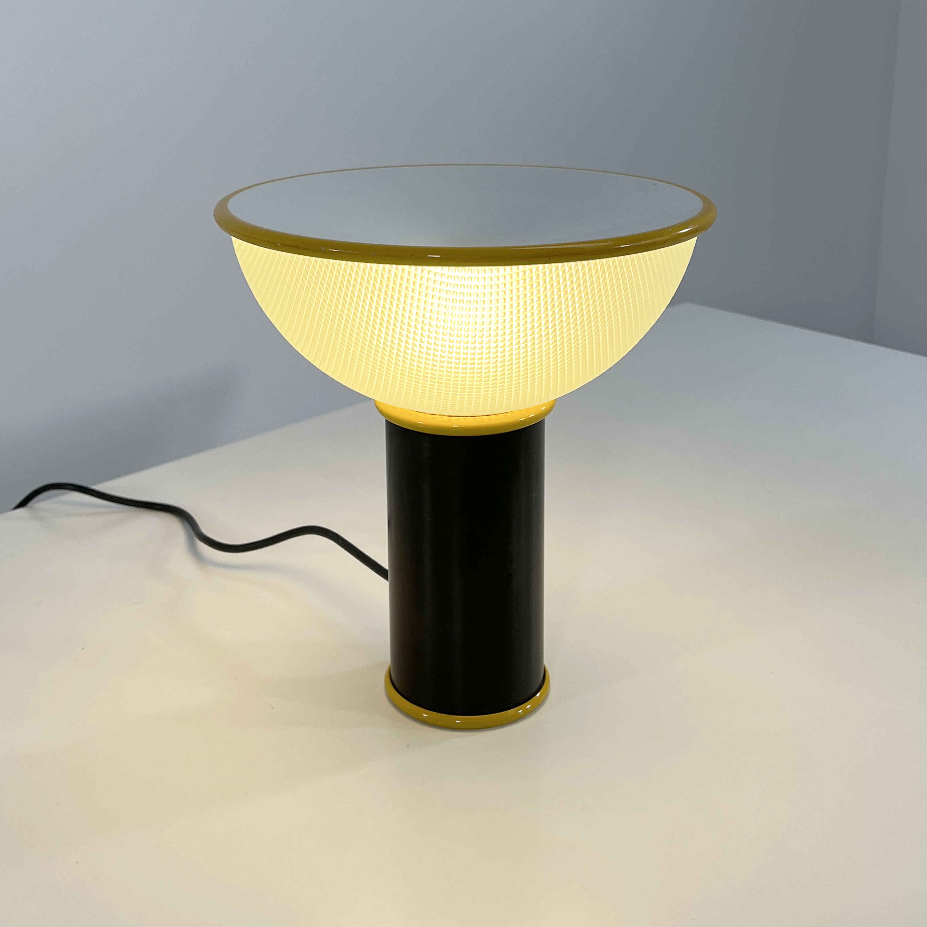 Lampe de table postmoderne  jaune et noire en métal et verre 1980