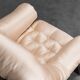 Fauteuil en tissu beige 70s vintage moderne