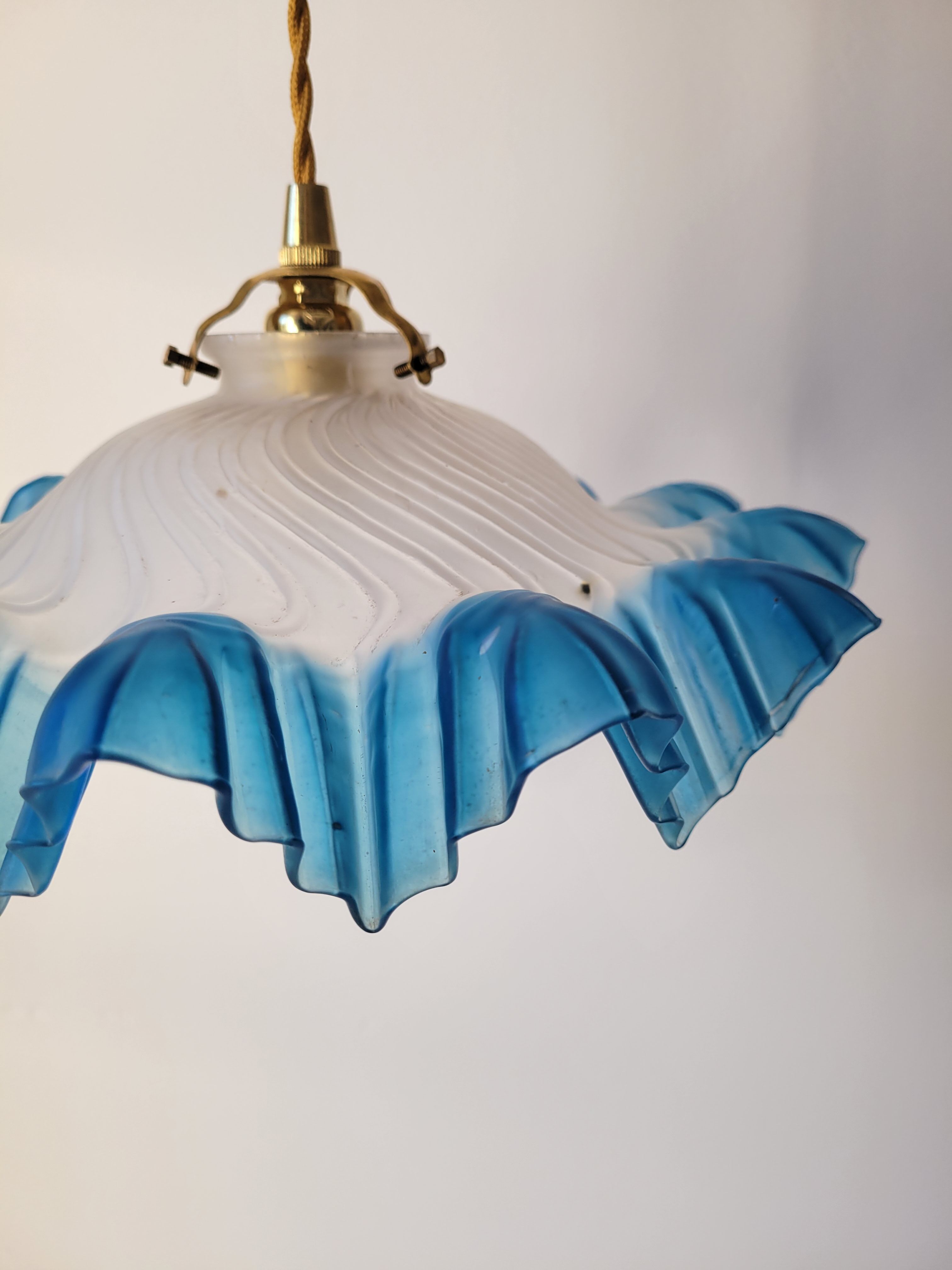 Blue opaline suspension