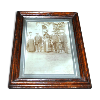 Vintage wooden photo frame - old black & white photography 1900-1910