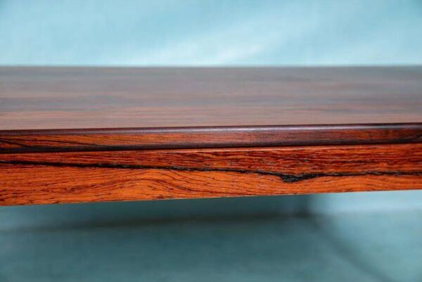 Table basse scandinave vintage rénovée, table moderne du milieu du siècle.