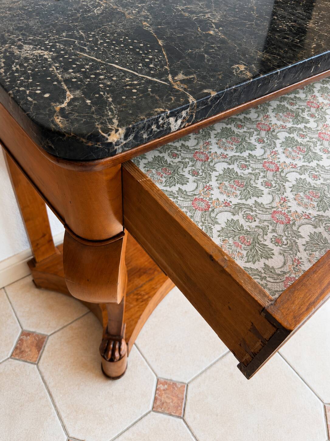 French console from the 19th century in cherry wood and black marble, with claw feet.