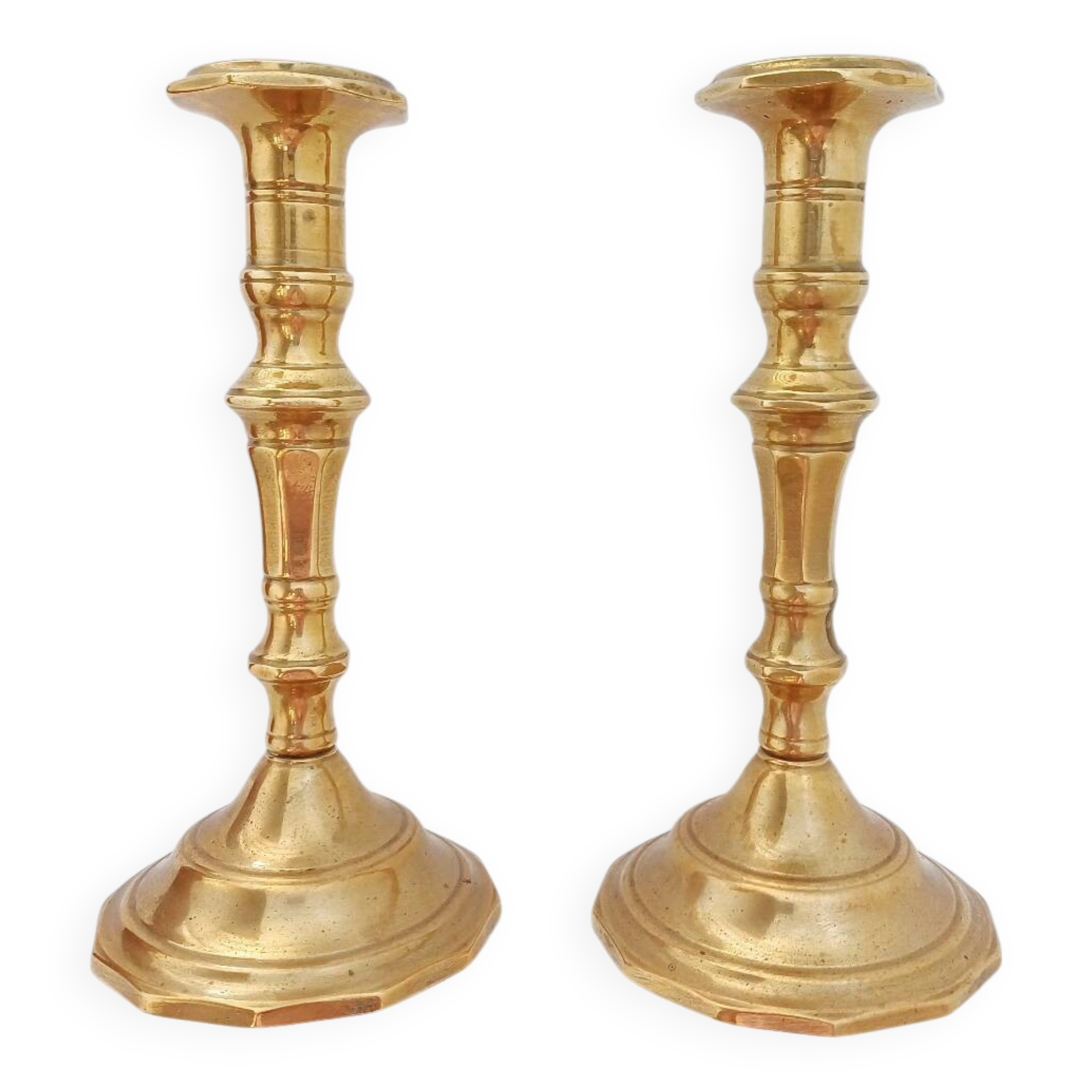 Paire de bougeoirs lourds en laiton