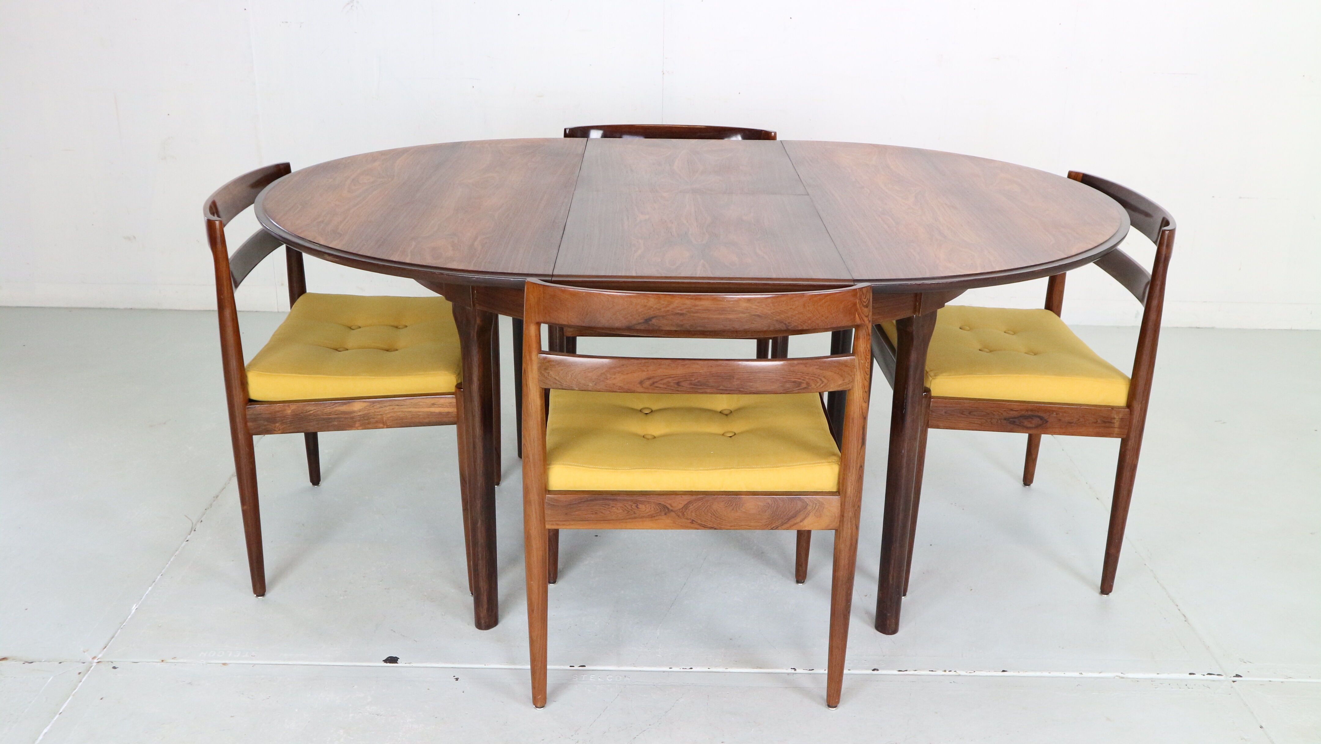 Scandinavian Modern Extendable Oval/Round Dinning Table, 1960, Denmark