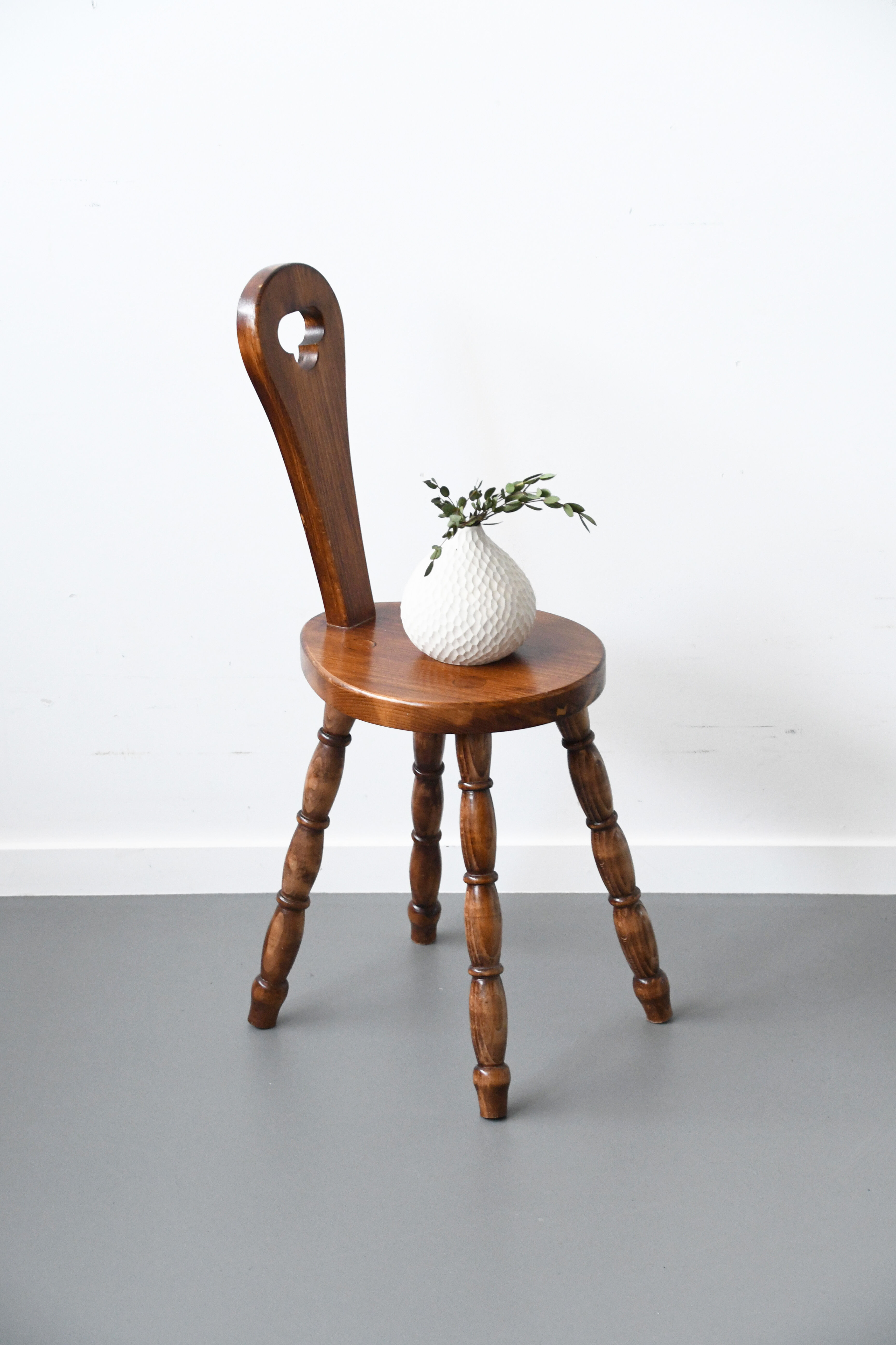 Chaise brutaliste en bois