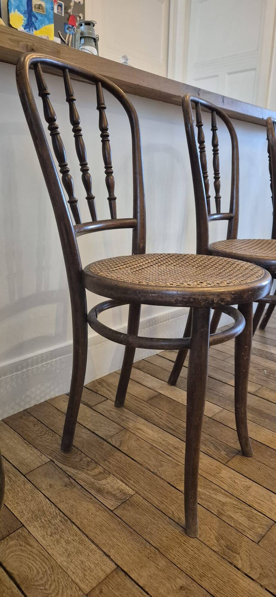 Lot de 4 chaises signées Thonet avec cannage