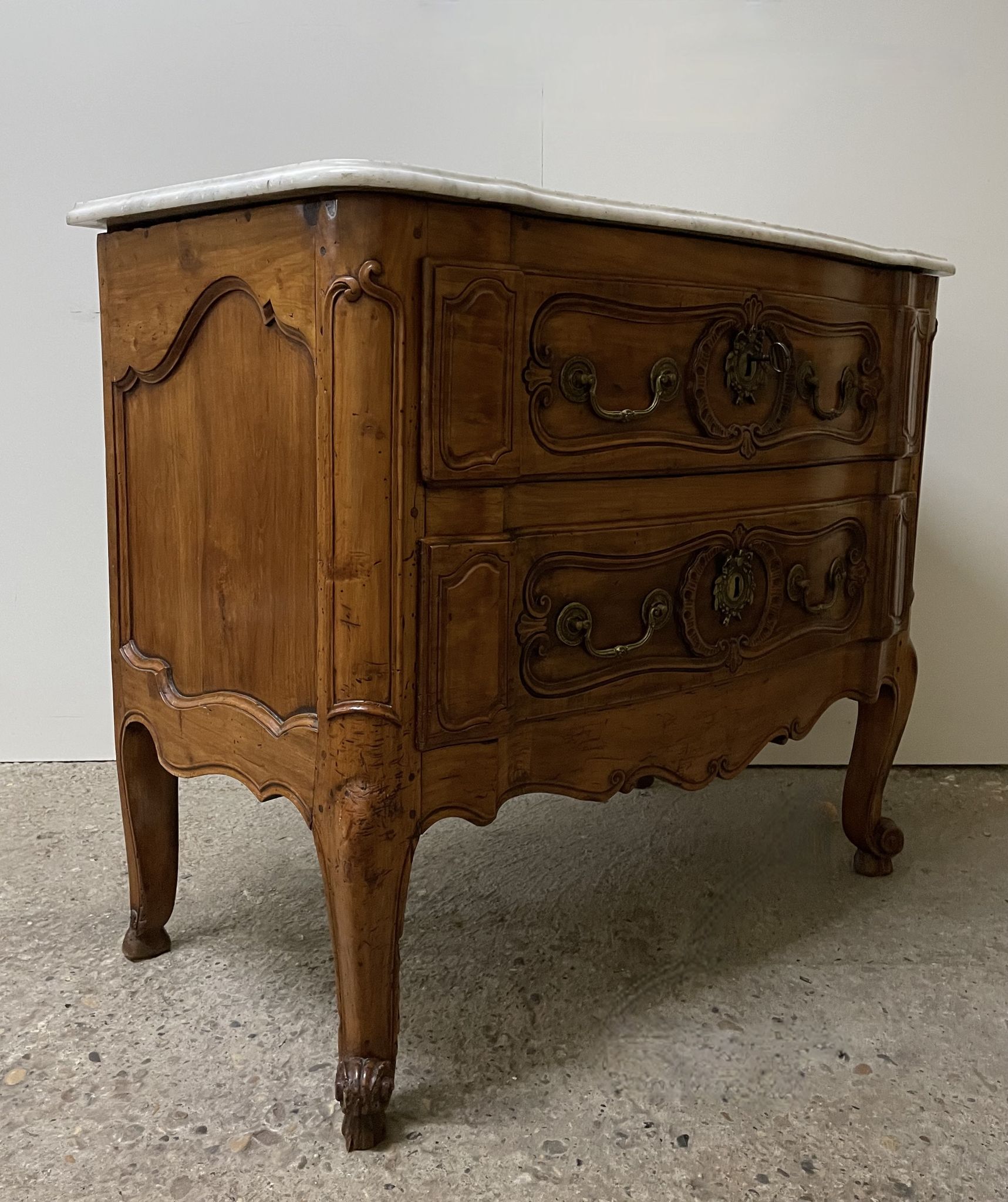 Commode sauteuse en merisier de la fin du  XVIII ème